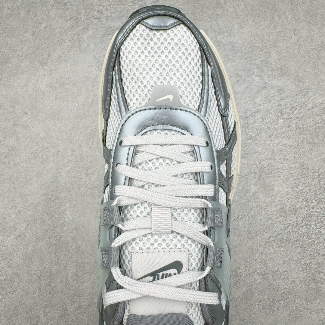 图片[4]-＃HP纯原 NK V2K Runtekk 减震防滑低帮 复古老爹鞋跑步鞋 FD0736-003 鞋款被命名为 Runtekk 设计上借鉴了 2000 年的跑鞋风格 配色上以金属银为主调 简练又有复古运动气质 材质上使用大面积网眼、皮革、TPU 组成 支撑和透气性肯定不错 中底处由 Cushlon 泡绵打造 保证在压马路时可以提供优秀脚感 并通过一手做旧氧化效果突出复古感 中底造型很容易让大家联想到巴黎世家3XL 增高效果同样不能忽视 尺码：35.5 36 36.5 37.5 38 38.5 39 40 40.5 41 42 42.5 43 44 44.5 45 46-选品中心