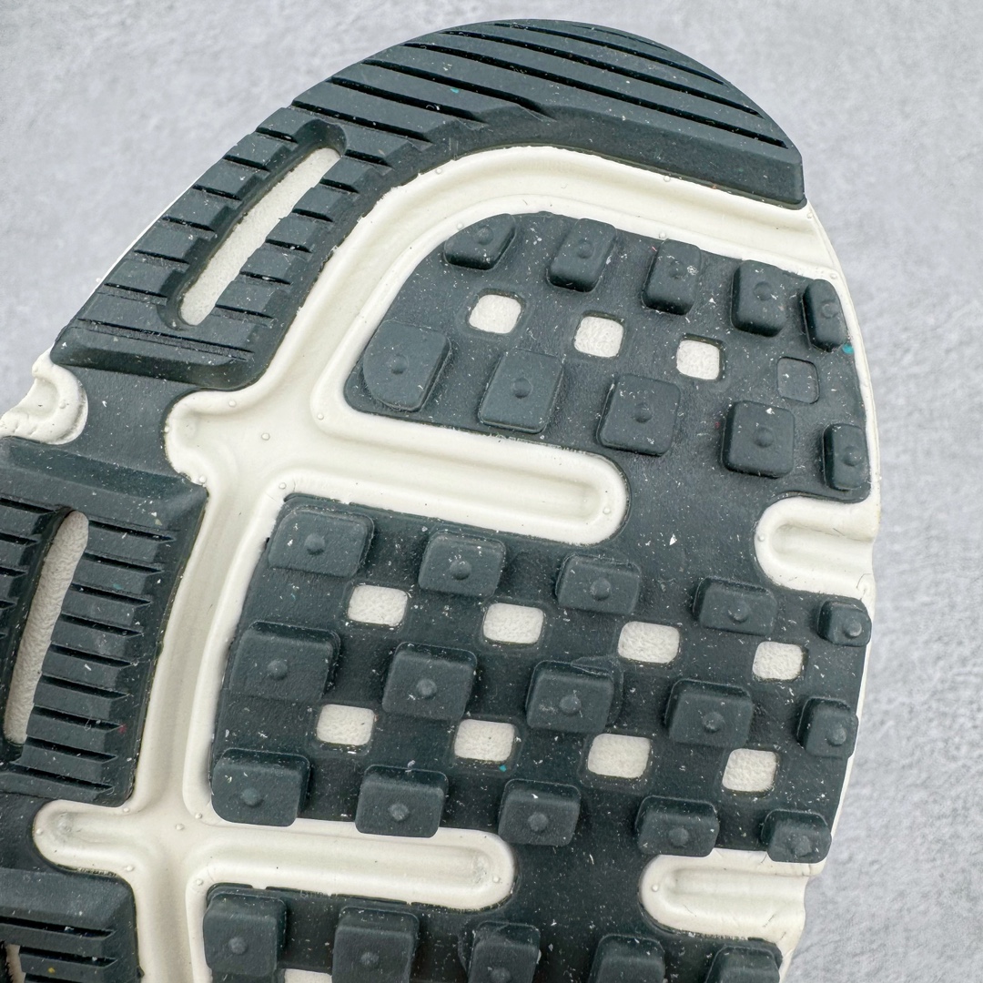 图片[20]-＃HP纯原 NK V2K Runtekk 减震防滑低帮 复古老爹鞋跑步鞋 FD0736-003 鞋款被命名为 Runtekk 设计上借鉴了 2000 年的跑鞋风格 配色上以金属银为主调 简练又有复古运动气质 材质上使用大面积网眼、皮革、TPU 组成 支撑和透气性肯定不错 中底处由 Cushlon 泡绵打造 保证在压马路时可以提供优秀脚感 并通过一手做旧氧化效果突出复古感 中底造型很容易让大家联想到巴黎世家3XL 增高效果同样不能忽视 尺码：35.5 36 36.5 37.5 38 38.5 39 40 40.5 41 42 42.5 43 44 44.5 45 46-选品中心