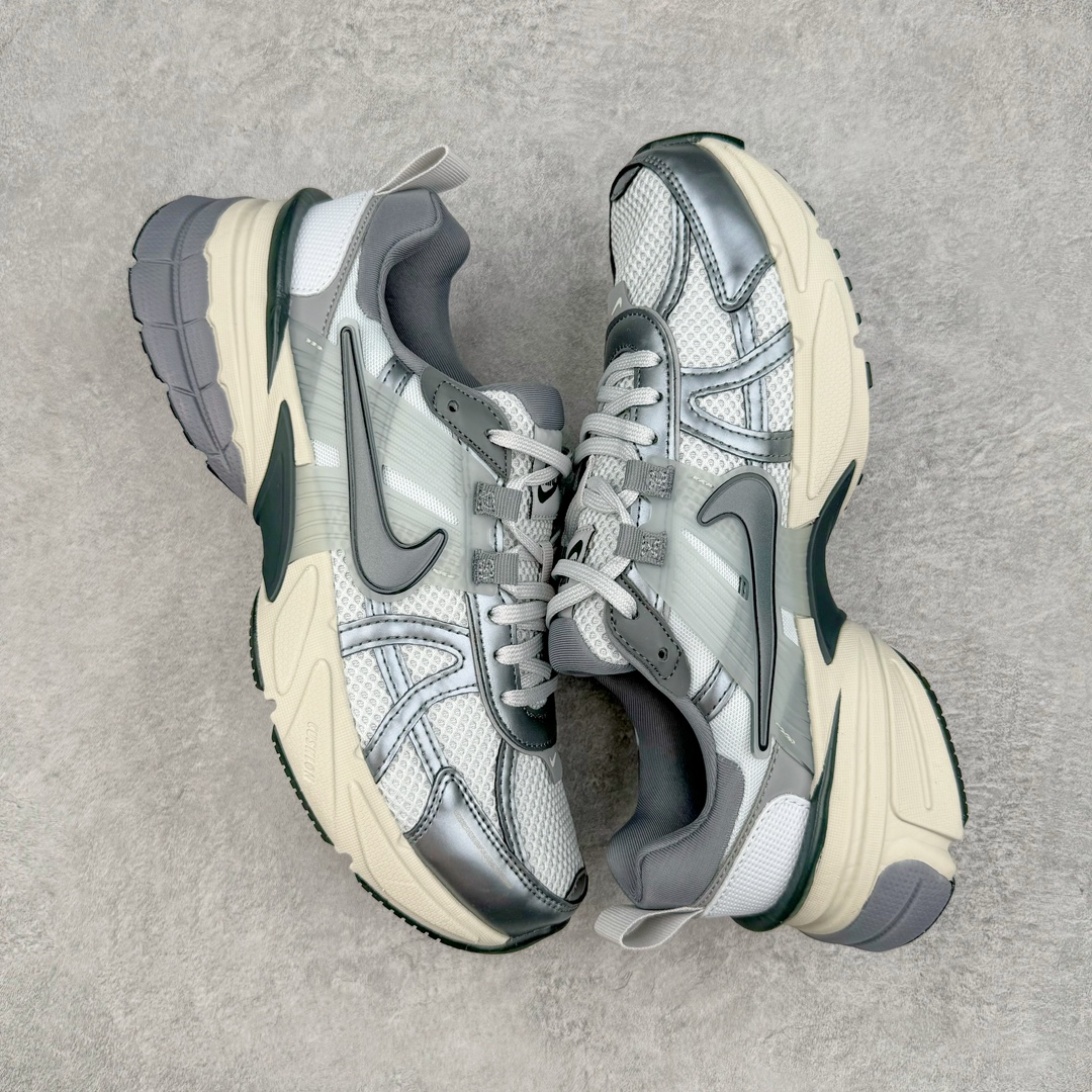 图片[3]-＃HP纯原 NK V2K Runtekk 减震防滑低帮 复古老爹鞋跑步鞋 FD0736-003 鞋款被命名为 Runtekk 设计上借鉴了 2000 年的跑鞋风格 配色上以金属银为主调 简练又有复古运动气质 材质上使用大面积网眼、皮革、TPU 组成 支撑和透气性肯定不错 中底处由 Cushlon 泡绵打造 保证在压马路时可以提供优秀脚感 并通过一手做旧氧化效果突出复古感 中底造型很容易让大家联想到巴黎世家3XL 增高效果同样不能忽视 尺码：35.5 36 36.5 37.5 38 38.5 39 40 40.5 41 42 42.5 43 44 44.5 45 46-选品中心