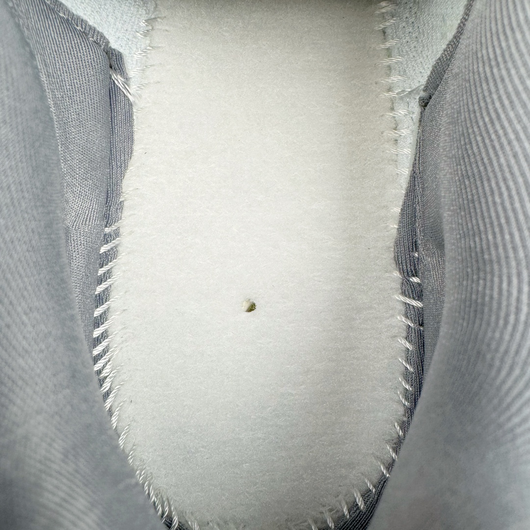 图片[10]-＃HP纯原 NK V2K Runtekk 减震防滑低帮 复古老爹鞋跑步鞋 FD0736-003 鞋款被命名为 Runtekk 设计上借鉴了 2000 年的跑鞋风格 配色上以金属银为主调 简练又有复古运动气质 材质上使用大面积网眼、皮革、TPU 组成 支撑和透气性肯定不错 中底处由 Cushlon 泡绵打造 保证在压马路时可以提供优秀脚感 并通过一手做旧氧化效果突出复古感 中底造型很容易让大家联想到巴黎世家3XL 增高效果同样不能忽视 尺码：35.5 36 36.5 37.5 38 38.5 39 40 40.5 41 42 42.5 43 44 44.5 45 46-选品中心