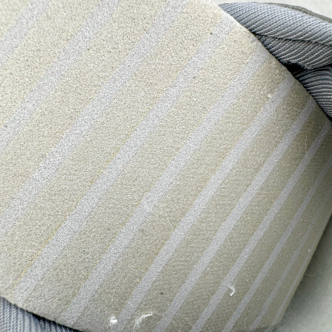 图片[11]-＃HP纯原 NK V2K Runtekk 减震防滑低帮 复古老爹鞋跑步鞋 FD0736-003 鞋款被命名为 Runtekk 设计上借鉴了 2000 年的跑鞋风格 配色上以金属银为主调 简练又有复古运动气质 材质上使用大面积网眼、皮革、TPU 组成 支撑和透气性肯定不错 中底处由 Cushlon 泡绵打造 保证在压马路时可以提供优秀脚感 并通过一手做旧氧化效果突出复古感 中底造型很容易让大家联想到巴黎世家3XL 增高效果同样不能忽视 尺码：35.5 36 36.5 37.5 38 38.5 39 40 40.5 41 42 42.5 43 44 44.5 45 46-选品中心