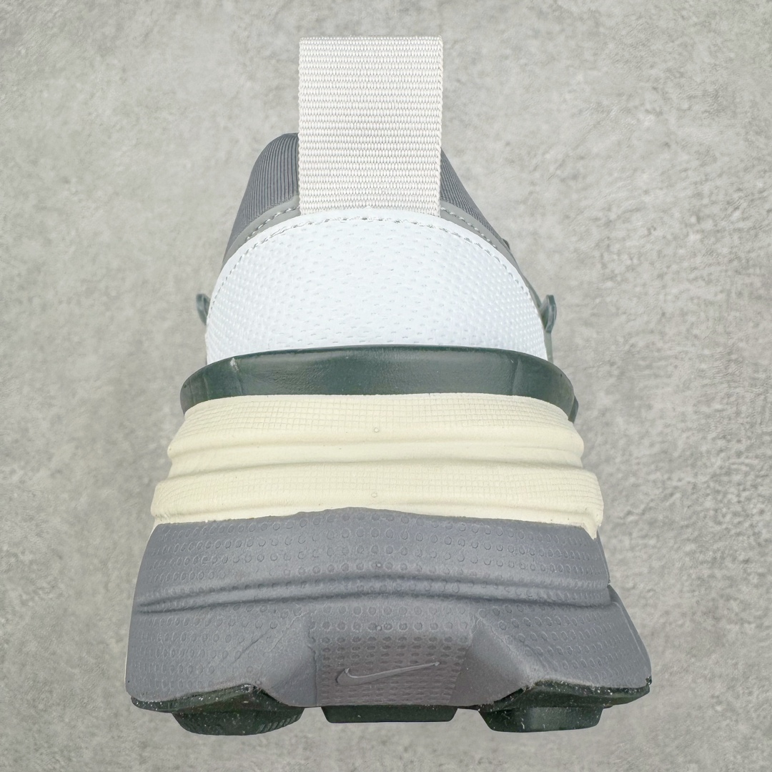 图片[8]-＃HP纯原 NK V2K Runtekk 减震防滑低帮 复古老爹鞋跑步鞋 FD0736-003 鞋款被命名为 Runtekk 设计上借鉴了 2000 年的跑鞋风格 配色上以金属银为主调 简练又有复古运动气质 材质上使用大面积网眼、皮革、TPU 组成 支撑和透气性肯定不错 中底处由 Cushlon 泡绵打造 保证在压马路时可以提供优秀脚感 并通过一手做旧氧化效果突出复古感 中底造型很容易让大家联想到巴黎世家3XL 增高效果同样不能忽视 尺码：35.5 36 36.5 37.5 38 38.5 39 40 40.5 41 42 42.5 43 44 44.5 45 46-选品中心