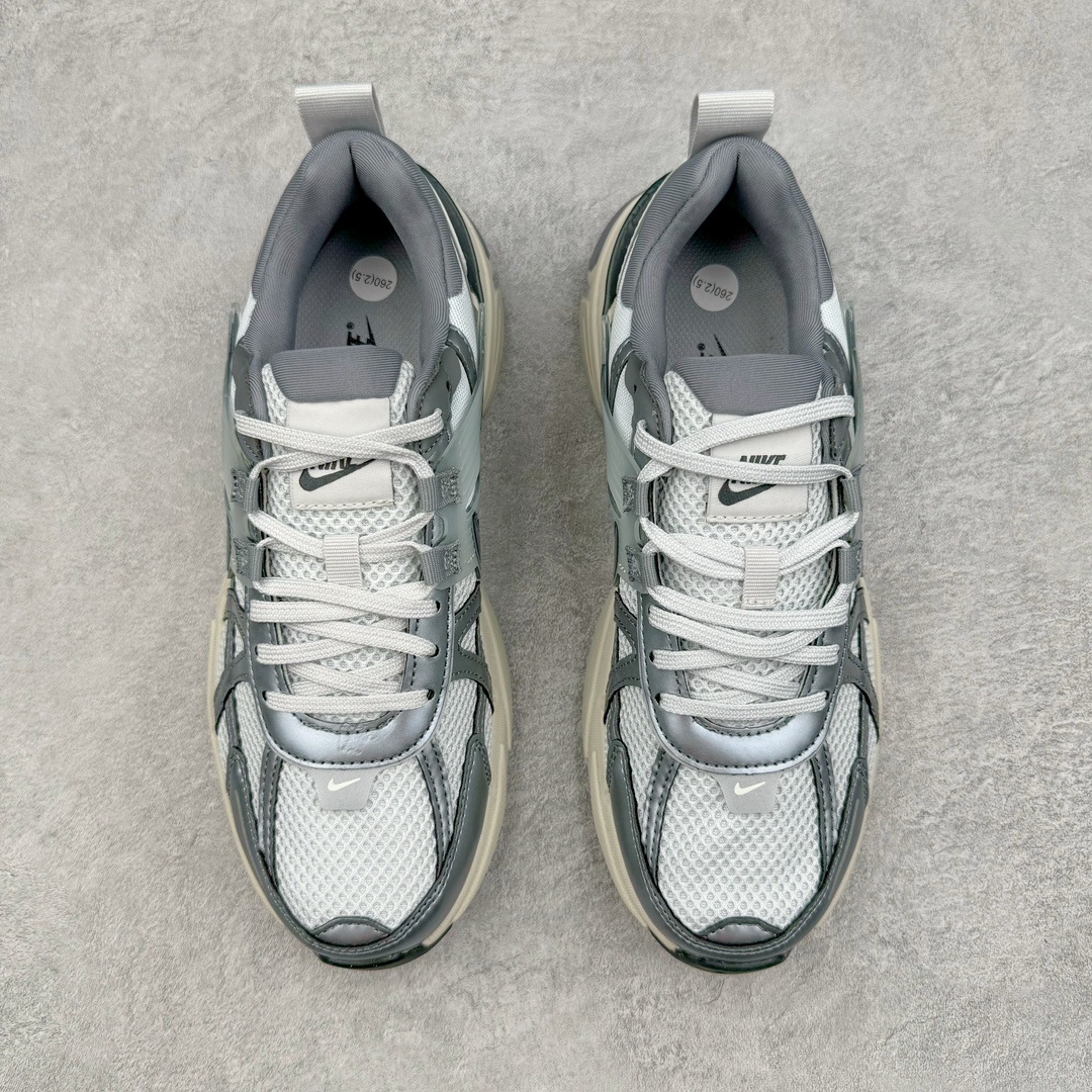 图片[2]-＃HP纯原 NK V2K Runtekk 减震防滑低帮 复古老爹鞋跑步鞋 FD0736-003 鞋款被命名为 Runtekk 设计上借鉴了 2000 年的跑鞋风格 配色上以金属银为主调 简练又有复古运动气质 材质上使用大面积网眼、皮革、TPU 组成 支撑和透气性肯定不错 中底处由 Cushlon 泡绵打造 保证在压马路时可以提供优秀脚感 并通过一手做旧氧化效果突出复古感 中底造型很容易让大家联想到巴黎世家3XL 增高效果同样不能忽视 尺码：35.5 36 36.5 37.5 38 38.5 39 40 40.5 41 42 42.5 43 44 44.5 45 46-选品中心