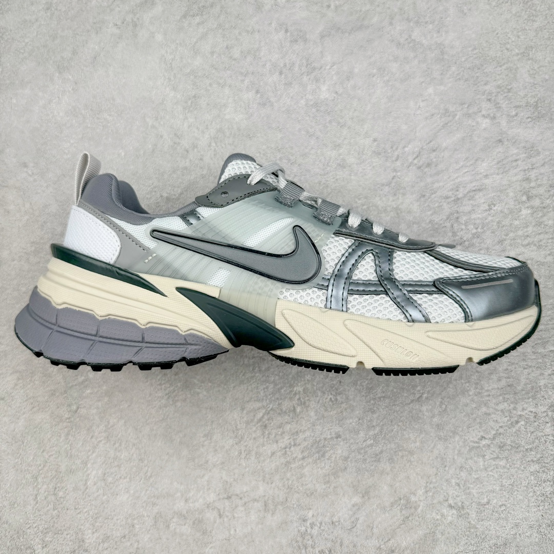 ＃HP纯原 NK V2K Runtekk 减震防滑低帮 复古老爹鞋跑步鞋 FD0736-003 鞋款被命名为 Runtekk 设计上借鉴了 2000 年的跑鞋风格 配色上以金属银为主调 简练又有复古运动气质 材质上使用大面积网眼、皮革、TPU 组成 支撑和透气性肯定不错 中底处由 Cushlon 泡绵打造 保证在压马路时可以提供优秀脚感 并通过一手做旧氧化效果突出复古感 中底造型很容易让大家联想到巴黎世家3XL 增高效果同样不能忽视 尺码：35.5 36 36.5 37.5 38 38.5 39 40 40.5 41 42 42.5 43 44 44.5 45 46-选品中心