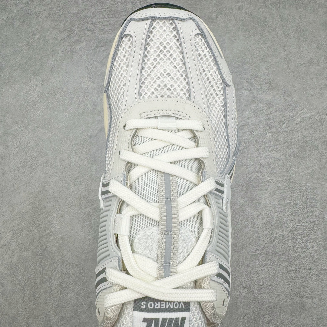 图片[4]-＃HP纯原 NK Air Zoom Vomero 5 经典复古潮流运动跑鞋 HF0731-007 原装纸板楦头开发 独家私模八层组合大底 市场唯一正确版本 进口三文治网面 融蕴繁复设计风范和丰富层次感 缔造运动鞋佳选 助你轻松型出范 开辟独属于自己的路 鞋款采用多层设计 融入织物与合成材质 塑就本季出众鞋款 合成材质与织物组合鞋面 经久耐穿 后跟网眼拼接和透气孔设计 轻盈透气Zoom Air缓震配置提供出色回弹缓震性能 实现快速离地的出众脚感 巧糅科技感和低调设计 为鞋款注入反光细节 令你迈步间尽显闪耀魅力 结合中性色调 让你驾驭不同穿搭 打造非凡造型 尺码：36 36.5 37.5 38 38.5 39 40 40.5 41 42 42.5 43 44 44.5 45 46-选品中心