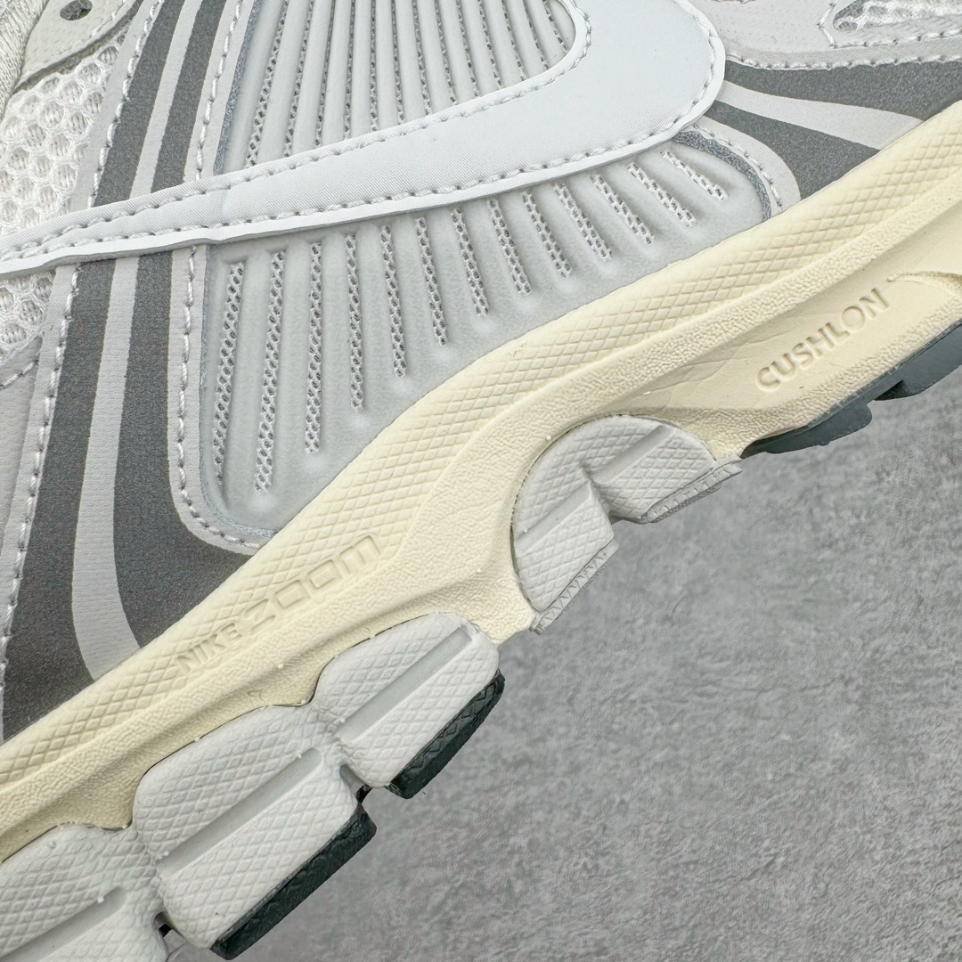 图片[19]-＃HP纯原 NK Air Zoom Vomero 5 经典复古潮流运动跑鞋 HF0731-007 原装纸板楦头开发 独家私模八层组合大底 市场唯一正确版本 进口三文治网面 融蕴繁复设计风范和丰富层次感 缔造运动鞋佳选 助你轻松型出范 开辟独属于自己的路 鞋款采用多层设计 融入织物与合成材质 塑就本季出众鞋款 合成材质与织物组合鞋面 经久耐穿 后跟网眼拼接和透气孔设计 轻盈透气Zoom Air缓震配置提供出色回弹缓震性能 实现快速离地的出众脚感 巧糅科技感和低调设计 为鞋款注入反光细节 令你迈步间尽显闪耀魅力 结合中性色调 让你驾驭不同穿搭 打造非凡造型 尺码：36 36.5 37.5 38 38.5 39 40 40.5 41 42 42.5 43 44 44.5 45 46-选品中心