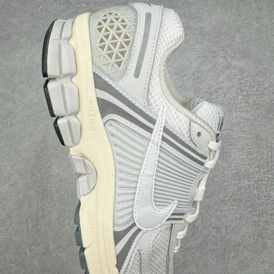 图片[7]-＃HP纯原 NK Air Zoom Vomero 5 经典复古潮流运动跑鞋 HF0731-007 原装纸板楦头开发 独家私模八层组合大底 市场唯一正确版本 进口三文治网面 融蕴繁复设计风范和丰富层次感 缔造运动鞋佳选 助你轻松型出范 开辟独属于自己的路 鞋款采用多层设计 融入织物与合成材质 塑就本季出众鞋款 合成材质与织物组合鞋面 经久耐穿 后跟网眼拼接和透气孔设计 轻盈透气Zoom Air缓震配置提供出色回弹缓震性能 实现快速离地的出众脚感 巧糅科技感和低调设计 为鞋款注入反光细节 令你迈步间尽显闪耀魅力 结合中性色调 让你驾驭不同穿搭 打造非凡造型 尺码：36 36.5 37.5 38 38.5 39 40 40.5 41 42 42.5 43 44 44.5 45 46-选品中心