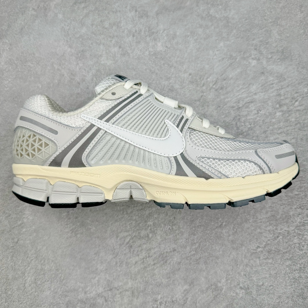 ＃HP纯原 NK Air Zoom Vomero 5 经典复古潮流运动跑鞋 HF0731-007 原装纸板楦头开发 独家私模八层组合大底 市场唯一正确版本 进口三文治网面 融蕴繁复设计风范和丰富层次感 缔造运动鞋佳选 助你轻松型出范 开辟独属于自己的路 鞋款采用多层设计 融入织物与合成材质 塑就本季出众鞋款 合成材质与织物组合鞋面 经久耐穿 后跟网眼拼接和透气孔设计 轻盈透气Zoom Air缓震配置提供出色回弹缓震性能 实现快速离地的出众脚感 巧糅科技感和低调设计 为鞋款注入反光细节 令你迈步间尽显闪耀魅力 结合中性色调 让你驾驭不同穿搭 打造非凡造型 尺码：36 36.5 37.5 38 38.5 39 40 40.5 41 42 42.5 43 44 44.5 45 46-选品中心