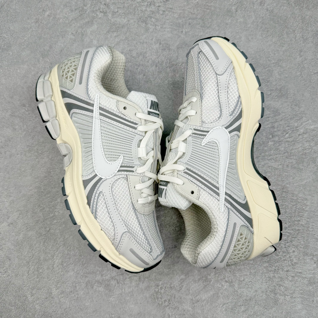 图片[3]-＃HP纯原 NK Air Zoom Vomero 5 经典复古潮流运动跑鞋 HF0731-007 原装纸板楦头开发 独家私模八层组合大底 市场唯一正确版本 进口三文治网面 融蕴繁复设计风范和丰富层次感 缔造运动鞋佳选 助你轻松型出范 开辟独属于自己的路 鞋款采用多层设计 融入织物与合成材质 塑就本季出众鞋款 合成材质与织物组合鞋面 经久耐穿 后跟网眼拼接和透气孔设计 轻盈透气Zoom Air缓震配置提供出色回弹缓震性能 实现快速离地的出众脚感 巧糅科技感和低调设计 为鞋款注入反光细节 令你迈步间尽显闪耀魅力 结合中性色调 让你驾驭不同穿搭 打造非凡造型 尺码：36 36.5 37.5 38 38.5 39 40 40.5 41 42 42.5 43 44 44.5 45 46-选品中心