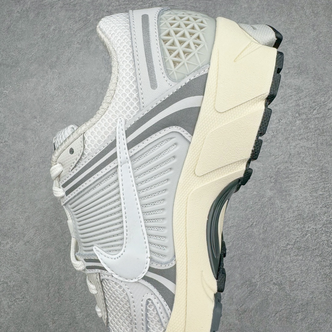 图片[6]-＃HP纯原 NK Air Zoom Vomero 5 经典复古潮流运动跑鞋 HF0731-007 原装纸板楦头开发 独家私模八层组合大底 市场唯一正确版本 进口三文治网面 融蕴繁复设计风范和丰富层次感 缔造运动鞋佳选 助你轻松型出范 开辟独属于自己的路 鞋款采用多层设计 融入织物与合成材质 塑就本季出众鞋款 合成材质与织物组合鞋面 经久耐穿 后跟网眼拼接和透气孔设计 轻盈透气Zoom Air缓震配置提供出色回弹缓震性能 实现快速离地的出众脚感 巧糅科技感和低调设计 为鞋款注入反光细节 令你迈步间尽显闪耀魅力 结合中性色调 让你驾驭不同穿搭 打造非凡造型 尺码：36 36.5 37.5 38 38.5 39 40 40.5 41 42 42.5 43 44 44.5 45 46-选品中心