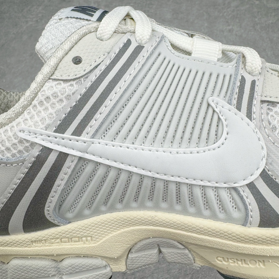 图片[18]-＃HP纯原 NK Air Zoom Vomero 5 经典复古潮流运动跑鞋 HF0731-007 原装纸板楦头开发 独家私模八层组合大底 市场唯一正确版本 进口三文治网面 融蕴繁复设计风范和丰富层次感 缔造运动鞋佳选 助你轻松型出范 开辟独属于自己的路 鞋款采用多层设计 融入织物与合成材质 塑就本季出众鞋款 合成材质与织物组合鞋面 经久耐穿 后跟网眼拼接和透气孔设计 轻盈透气Zoom Air缓震配置提供出色回弹缓震性能 实现快速离地的出众脚感 巧糅科技感和低调设计 为鞋款注入反光细节 令你迈步间尽显闪耀魅力 结合中性色调 让你驾驭不同穿搭 打造非凡造型 尺码：36 36.5 37.5 38 38.5 39 40 40.5 41 42 42.5 43 44 44.5 45 46-选品中心