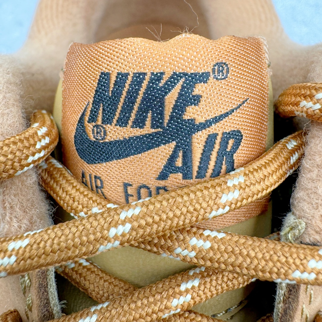 图片[13]-＃绿X NK Air Force 1 Low 07 LV8 \\\”Wheat Flax\\\” 空军一号低帮 小麦色 CJ9179-200 全鞋电脑针车 工整有序 原厂港宝加持完美还原灵魂版型 原盒原配从里到外百分百还原 原厂全头层原厂皮料 原标原盒 内置Sole气垫 中底白色背胶 中底划线 已经无限的接近公司 原厂楦头 原厂刺绣 后跟弧度修正 正确中底四线防伪 尺码：39 40 40.5 41 42 42.5 43 44 44.5 45 46-选品中心