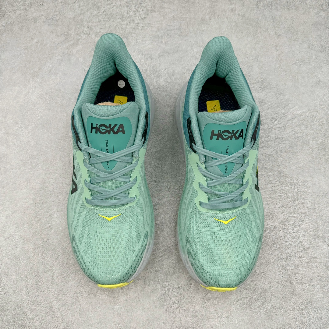 图片[2]-HOKA ONE ONE Stinson 7 ATR 斯廷森7代系列低帮全地形厚底轻量运动越野跑鞋 HOKA ONE ONE总是以独特的方式 Stinson ATR 主打整个HOKA系列中最出色最厚中底设计 堪称名副其实的“减震王” 这一款多功能全地形跑鞋采用以废旧塑料制成的尤尼菲 Reprieve再生面料 比其前代产品的重量更轻、稳定性更高 与鞋带一体化设计的全新孔眼可提供独立的支撑 精心打磨的后跟鞋口圈可带来松软契合的舒适脚感 而紧密分布的凸耳则可以确保绝佳的稳定性 尺码：36 36.5 37.5 38 38.5 39 40 40.5 41 42 42.5 43 44 44.5 45-选品中心
