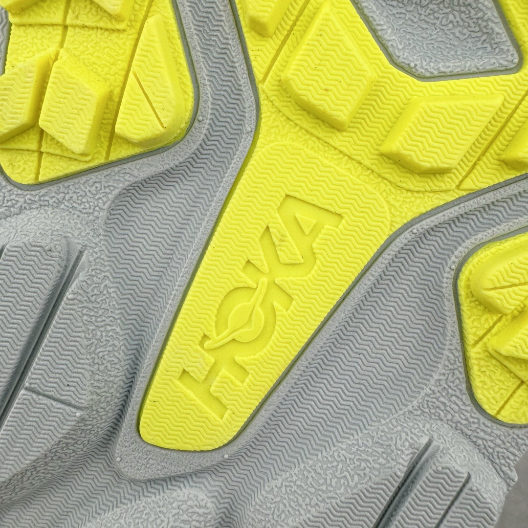 图片[10]-HOKA ONE ONE Stinson 7 ATR 斯廷森7代系列低帮全地形厚底轻量运动越野跑鞋 HOKA ONE ONE总是以独特的方式 Stinson ATR 主打整个HOKA系列中最出色最厚中底设计 堪称名副其实的“减震王” 这一款多功能全地形跑鞋采用以废旧塑料制成的尤尼菲 Reprieve再生面料 比其前代产品的重量更轻、稳定性更高 与鞋带一体化设计的全新孔眼可提供独立的支撑 精心打磨的后跟鞋口圈可带来松软契合的舒适脚感 而紧密分布的凸耳则可以确保绝佳的稳定性 尺码：36 36.5 37.5 38 38.5 39 40 40.5 41 42 42.5 43 44 44.5 45-选品中心