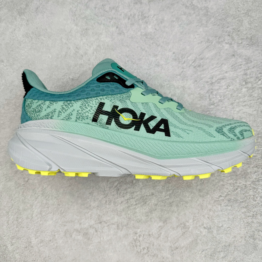 HOKA ONE ONE Stinson 7 ATR 斯廷森7代系列低帮全地形厚底轻量运动越野跑鞋 HOKA ONE ONE总是以独特的方式 Stinson ATR 主打整个HOKA系列中最出色最厚中底设计 堪称名副其实的“减震王” 这一款多功能全地形跑鞋采用以废旧塑料制成的尤尼菲 Reprieve再生面料 比其前代产品的重量更轻、稳定性更高 与鞋带一体化设计的全新孔眼可提供独立的支撑 精心打磨的后跟鞋口圈可带来松软契合的舒适脚感 而紧密分布的凸耳则可以确保绝佳的稳定性 尺码：36 36.5 37.5 38 38.5 39 40 40.5 41 42 42.5 43 44 44.5 45-选品中心