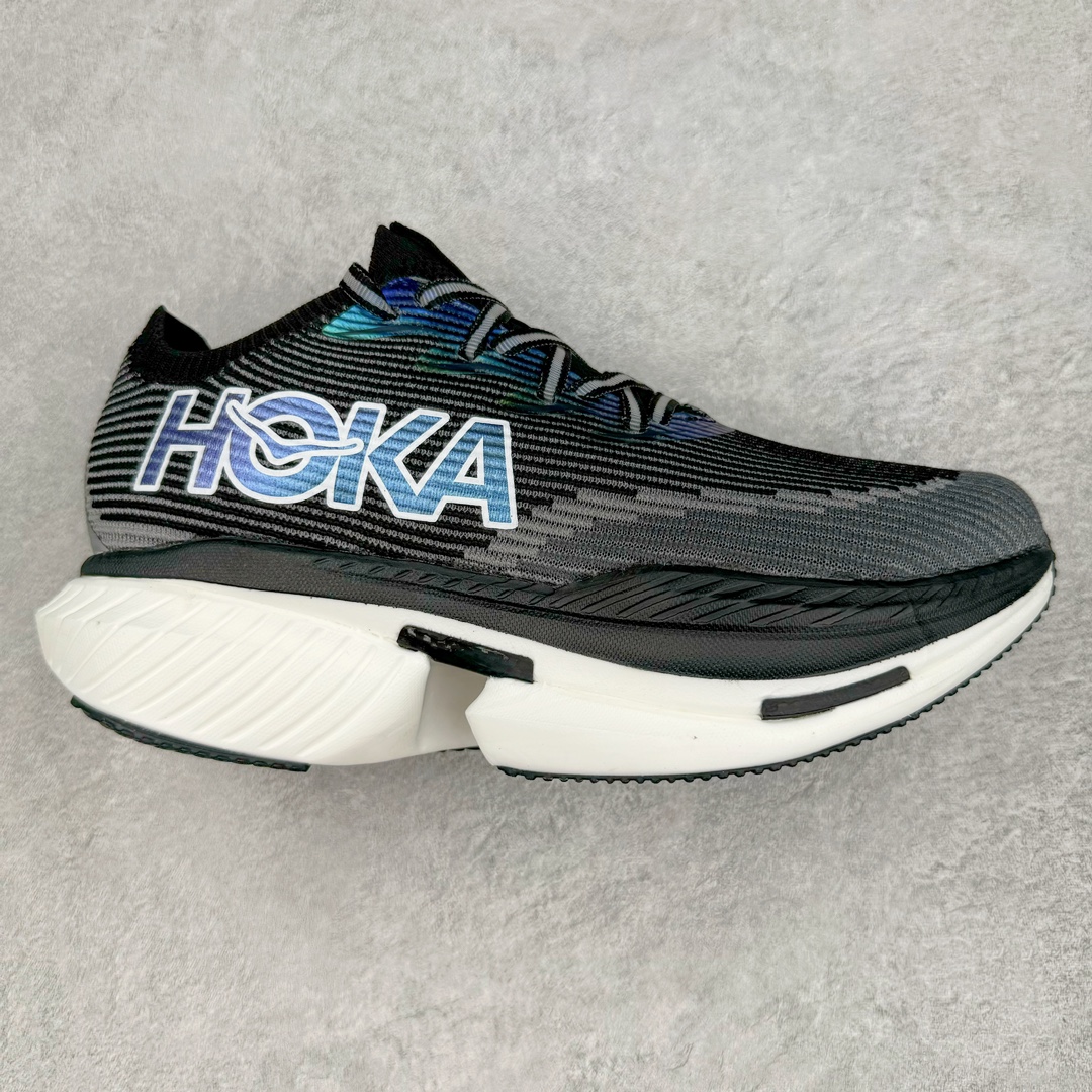 HOKA UCIELOX 1 运动休闲跑鞋 订单真碳纤私磨一体组合 市面碳板非一体(双边贴合一扣就掉) 这个品牌来自于新西兰的毛利语，HOKA表示大地，ONE ONE表示飞越，连起来就是飞越地平线，ONE ONE不是读作“万万”，正确读法是“欧尼欧尼”。 HOKA在超厚中底方面的积累，让它跑在了其他厂商的前面，推出的跑鞋以缓震和轻量的优势，一直研发新技术采用真碳板脚感护膝更好结合得到众多跑者的青睐 微型鞋头设计，响应灵活，保护脚趾。采用经典鞋型，融入全新细节点缀，整体简约且富有质感。鞋底耐磨材质搭配丰富的防滑底纹设计，可平稳抓地，不易打滑 尺码：36 36.5 37 38 38.5 39 40 40.5 41 42 42.5 43 44 45-选品中心