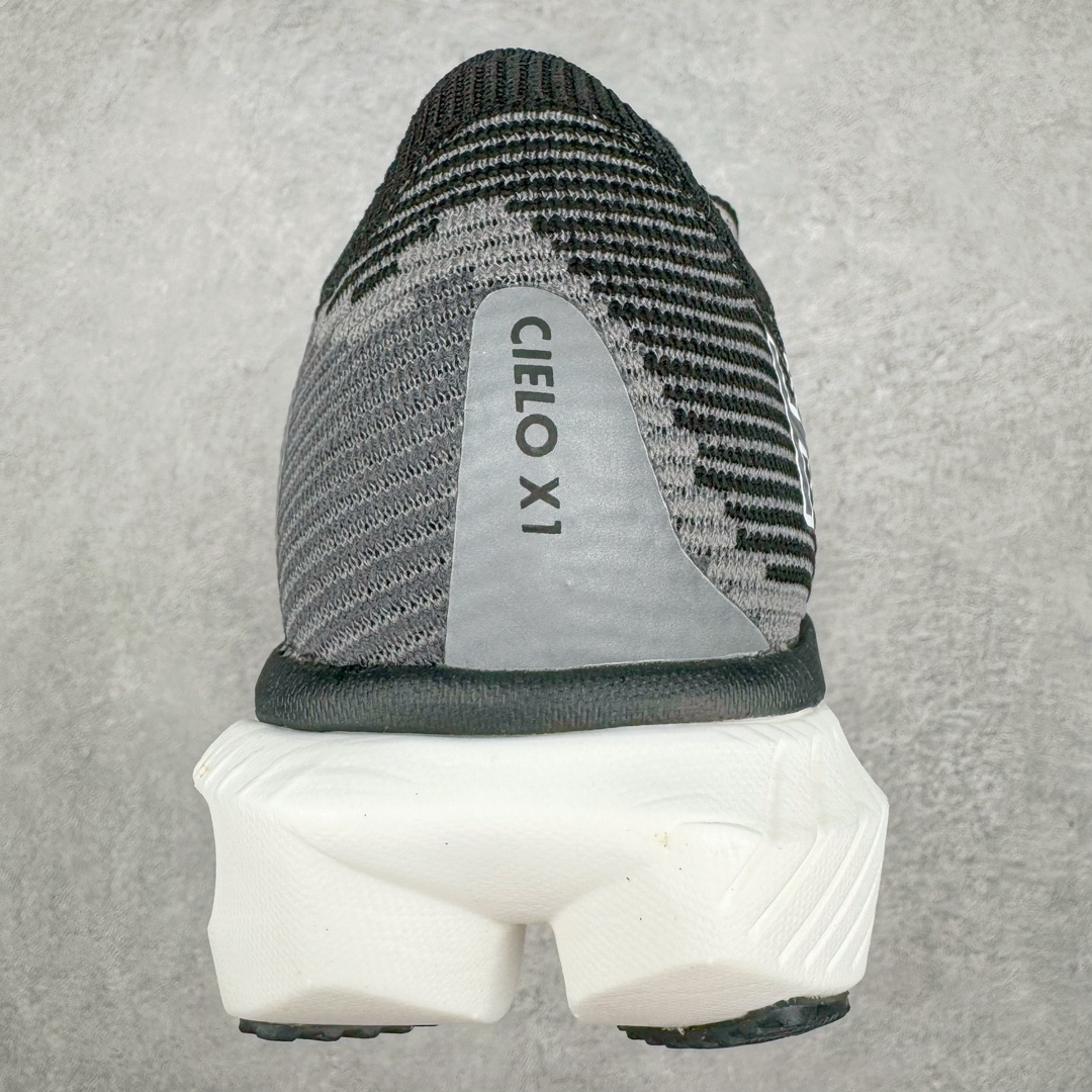 图片[8]-HOKA UCIELOX 1 运动休闲跑鞋 订单真碳纤私磨一体组合 市面碳板非一体(双边贴合一扣就掉) 这个品牌来自于新西兰的毛利语，HOKA表示大地，ONE ONE表示飞越，连起来就是飞越地平线，ONE ONE不是读作“万万”，正确读法是“欧尼欧尼”。 HOKA在超厚中底方面的积累，让它跑在了其他厂商的前面，推出的跑鞋以缓震和轻量的优势，一直研发新技术采用真碳板脚感护膝更好结合得到众多跑者的青睐 微型鞋头设计，响应灵活，保护脚趾。采用经典鞋型，融入全新细节点缀，整体简约且富有质感。鞋底耐磨材质搭配丰富的防滑底纹设计，可平稳抓地，不易打滑 尺码：36 36.5 37 38 38.5 39 40 40.5 41 42 42.5 43 44 45-选品中心