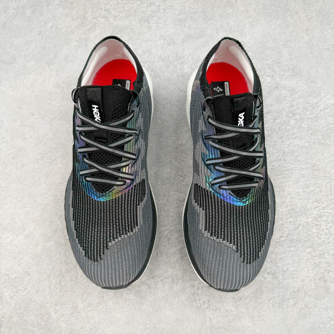 图片[2]-HOKA UCIELOX 1 运动休闲跑鞋 订单真碳纤私磨一体组合 市面碳板非一体(双边贴合一扣就掉) 这个品牌来自于新西兰的毛利语，HOKA表示大地，ONE ONE表示飞越，连起来就是飞越地平线，ONE ONE不是读作“万万”，正确读法是“欧尼欧尼”。 HOKA在超厚中底方面的积累，让它跑在了其他厂商的前面，推出的跑鞋以缓震和轻量的优势，一直研发新技术采用真碳板脚感护膝更好结合得到众多跑者的青睐 微型鞋头设计，响应灵活，保护脚趾。采用经典鞋型，融入全新细节点缀，整体简约且富有质感。鞋底耐磨材质搭配丰富的防滑底纹设计，可平稳抓地，不易打滑 尺码：36 36.5 37 38 38.5 39 40 40.5 41 42 42.5 43 44 45-选品中心