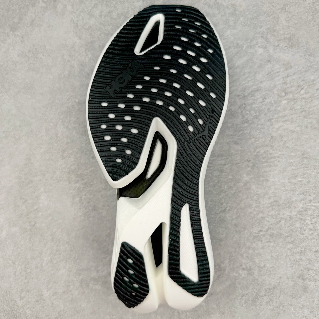 图片[9]-HOKA UCIELOX 1 运动休闲跑鞋 订单真碳纤私磨一体组合 市面碳板非一体(双边贴合一扣就掉) 这个品牌来自于新西兰的毛利语，HOKA表示大地，ONE ONE表示飞越，连起来就是飞越地平线，ONE ONE不是读作“万万”，正确读法是“欧尼欧尼”。 HOKA在超厚中底方面的积累，让它跑在了其他厂商的前面，推出的跑鞋以缓震和轻量的优势，一直研发新技术采用真碳板脚感护膝更好结合得到众多跑者的青睐 微型鞋头设计，响应灵活，保护脚趾。采用经典鞋型，融入全新细节点缀，整体简约且富有质感。鞋底耐磨材质搭配丰富的防滑底纹设计，可平稳抓地，不易打滑 尺码：36 36.5 37 38 38.5 39 40 40.5 41 42 42.5 43 44 45-选品中心