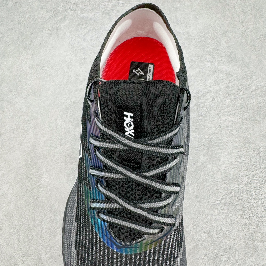 图片[5]-HOKA UCIELOX 1 运动休闲跑鞋 订单真碳纤私磨一体组合 市面碳板非一体(双边贴合一扣就掉) 这个品牌来自于新西兰的毛利语，HOKA表示大地，ONE ONE表示飞越，连起来就是飞越地平线，ONE ONE不是读作“万万”，正确读法是“欧尼欧尼”。 HOKA在超厚中底方面的积累，让它跑在了其他厂商的前面，推出的跑鞋以缓震和轻量的优势，一直研发新技术采用真碳板脚感护膝更好结合得到众多跑者的青睐 微型鞋头设计，响应灵活，保护脚趾。采用经典鞋型，融入全新细节点缀，整体简约且富有质感。鞋底耐磨材质搭配丰富的防滑底纹设计，可平稳抓地，不易打滑 尺码：36 36.5 37 38 38.5 39 40 40.5 41 42 42.5 43 44 45-选品中心