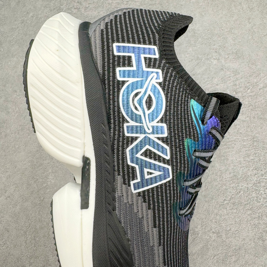 图片[6]-HOKA UCIELOX 1 运动休闲跑鞋 订单真碳纤私磨一体组合 市面碳板非一体(双边贴合一扣就掉) 这个品牌来自于新西兰的毛利语，HOKA表示大地，ONE ONE表示飞越，连起来就是飞越地平线，ONE ONE不是读作“万万”，正确读法是“欧尼欧尼”。 HOKA在超厚中底方面的积累，让它跑在了其他厂商的前面，推出的跑鞋以缓震和轻量的优势，一直研发新技术采用真碳板脚感护膝更好结合得到众多跑者的青睐 微型鞋头设计，响应灵活，保护脚趾。采用经典鞋型，融入全新细节点缀，整体简约且富有质感。鞋底耐磨材质搭配丰富的防滑底纹设计，可平稳抓地，不易打滑 尺码：36 36.5 37 38 38.5 39 40 40.5 41 42 42.5 43 44 45-选品中心