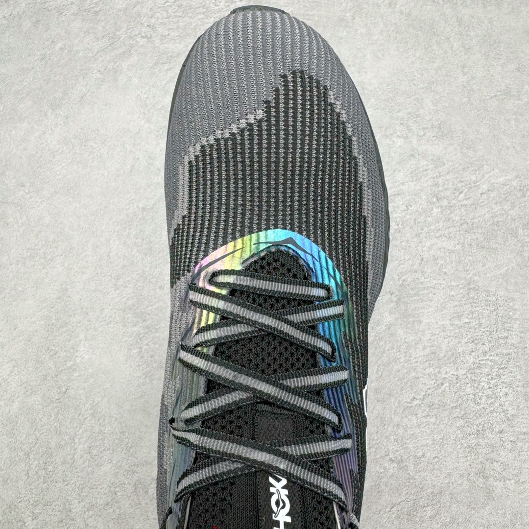 图片[4]-HOKA UCIELOX 1 运动休闲跑鞋 订单真碳纤私磨一体组合 市面碳板非一体(双边贴合一扣就掉) 这个品牌来自于新西兰的毛利语，HOKA表示大地，ONE ONE表示飞越，连起来就是飞越地平线，ONE ONE不是读作“万万”，正确读法是“欧尼欧尼”。 HOKA在超厚中底方面的积累，让它跑在了其他厂商的前面，推出的跑鞋以缓震和轻量的优势，一直研发新技术采用真碳板脚感护膝更好结合得到众多跑者的青睐 微型鞋头设计，响应灵活，保护脚趾。采用经典鞋型，融入全新细节点缀，整体简约且富有质感。鞋底耐磨材质搭配丰富的防滑底纹设计，可平稳抓地，不易打滑 尺码：36 36.5 37 38 38.5 39 40 40.5 41 42 42.5 43 44 45-选品中心