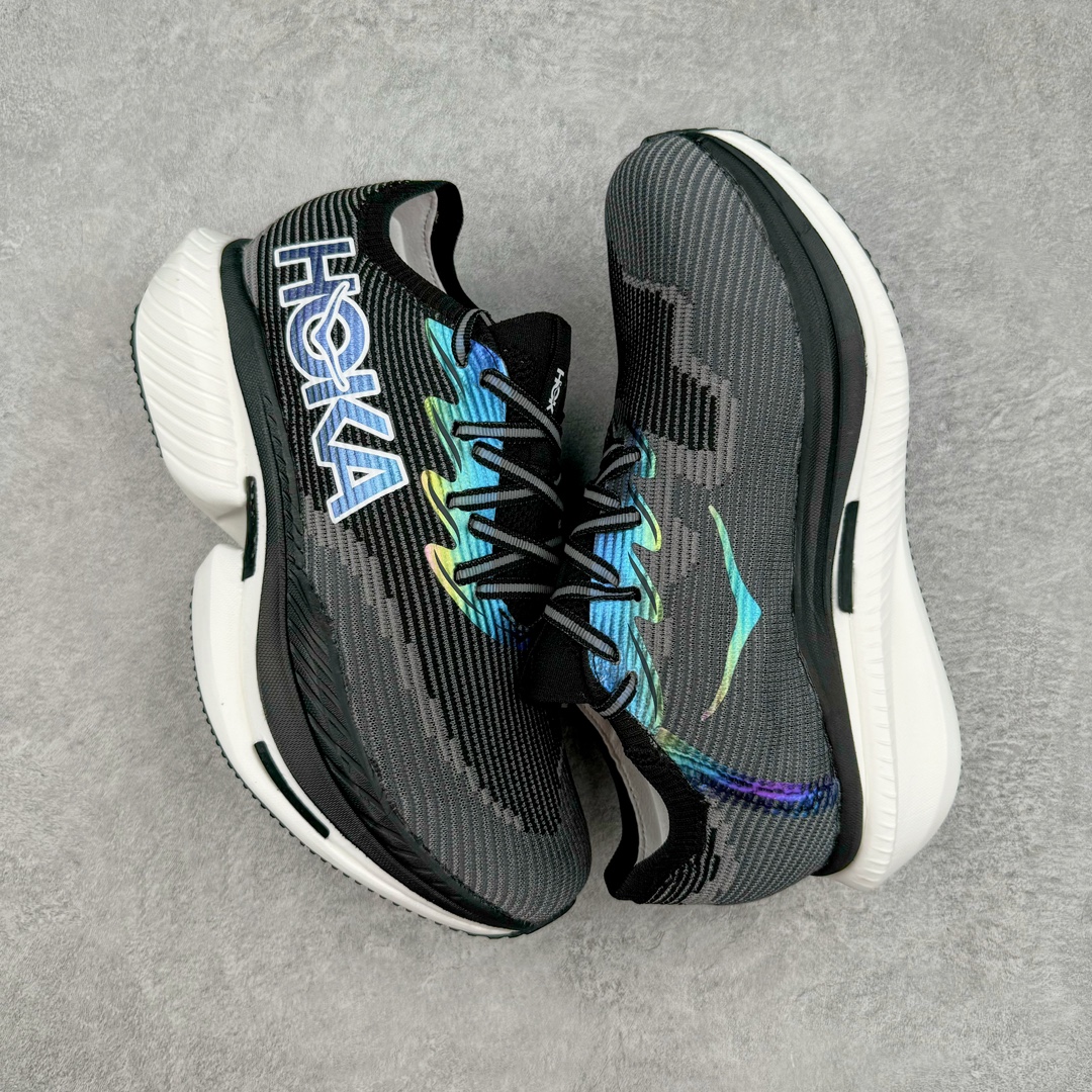 图片[3]-HOKA UCIELOX 1 运动休闲跑鞋 订单真碳纤私磨一体组合 市面碳板非一体(双边贴合一扣就掉) 这个品牌来自于新西兰的毛利语，HOKA表示大地，ONE ONE表示飞越，连起来就是飞越地平线，ONE ONE不是读作“万万”，正确读法是“欧尼欧尼”。 HOKA在超厚中底方面的积累，让它跑在了其他厂商的前面，推出的跑鞋以缓震和轻量的优势，一直研发新技术采用真碳板脚感护膝更好结合得到众多跑者的青睐 微型鞋头设计，响应灵活，保护脚趾。采用经典鞋型，融入全新细节点缀，整体简约且富有质感。鞋底耐磨材质搭配丰富的防滑底纹设计，可平稳抓地，不易打滑 尺码：36 36.5 37 38 38.5 39 40 40.5 41 42 42.5 43 44 45-选品中心