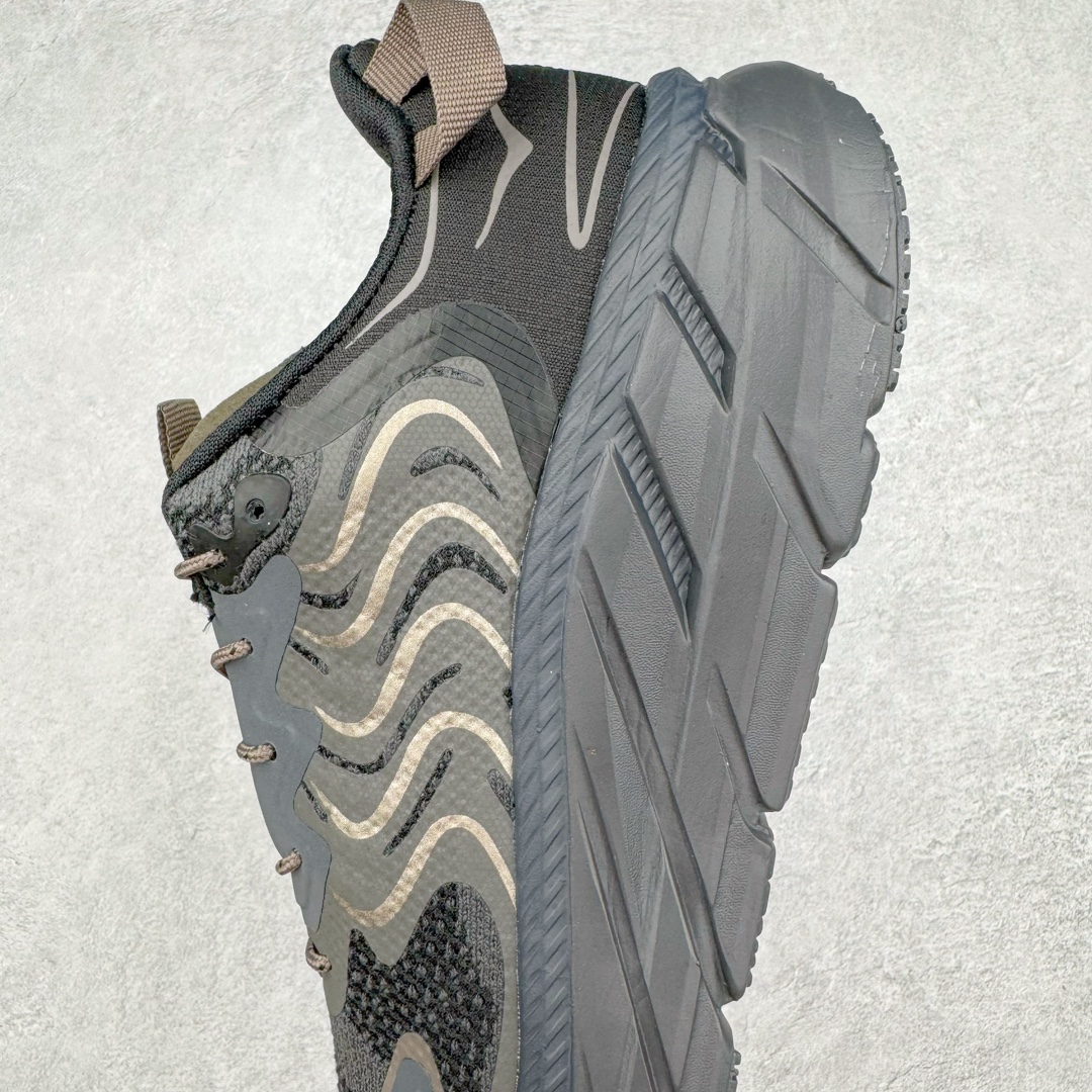 图片[6]-HOKA ONE ONE Clifton LS 克里夫顿专业性能减震公路跑步鞋 轻盈透气的针织网面和纱线的使用让鞋面更挺拔 增强鞋面的强度和支撑性能 搭配柔软的鞋舌 让双脚在舒适包裹中跑的更加畅快 全新泡棉中底 柔软的同时增强回弹性能 为不同跑者提供更平稳流畅的脚感 带来全面的缓冲保护 根据人体工程学设计的延长拉襟 后跟处弹软的海绵填充舒适固定 避免掉跟和摩擦 相比上一代光滑的内衬 Clifton 9的内衬增强了摩擦力 避免双脚在鞋内滑动 尺码：36 36.5 37.5 38 38.5 39 40 40.5 41 42 42.5 43 44 44.5 45-选品中心