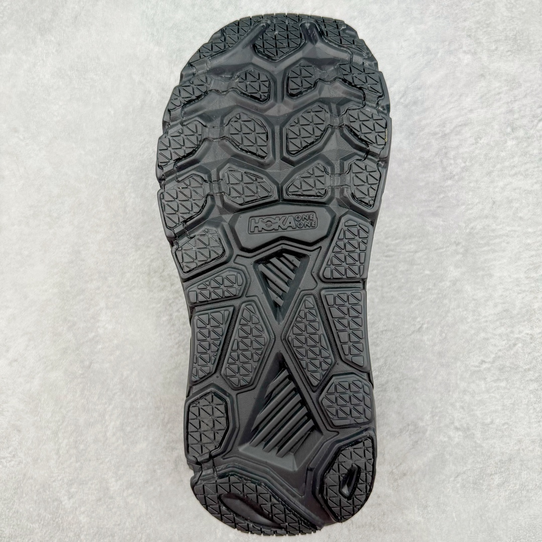 图片[9]-HOKA ONE ONE Clifton LS 克里夫顿专业性能减震公路跑步鞋 轻盈透气的针织网面和纱线的使用让鞋面更挺拔 增强鞋面的强度和支撑性能 搭配柔软的鞋舌 让双脚在舒适包裹中跑的更加畅快 全新泡棉中底 柔软的同时增强回弹性能 为不同跑者提供更平稳流畅的脚感 带来全面的缓冲保护 根据人体工程学设计的延长拉襟 后跟处弹软的海绵填充舒适固定 避免掉跟和摩擦 相比上一代光滑的内衬 Clifton 9的内衬增强了摩擦力 避免双脚在鞋内滑动 尺码：36 36.5 37.5 38 38.5 39 40 40.5 41 42 42.5 43 44 44.5 45-选品中心