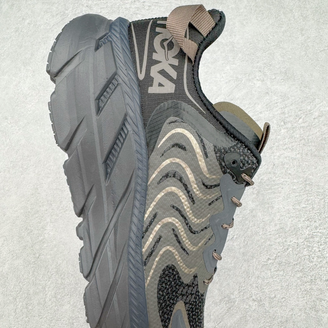 图片[7]-HOKA ONE ONE Clifton LS 克里夫顿专业性能减震公路跑步鞋 轻盈透气的针织网面和纱线的使用让鞋面更挺拔 增强鞋面的强度和支撑性能 搭配柔软的鞋舌 让双脚在舒适包裹中跑的更加畅快 全新泡棉中底 柔软的同时增强回弹性能 为不同跑者提供更平稳流畅的脚感 带来全面的缓冲保护 根据人体工程学设计的延长拉襟 后跟处弹软的海绵填充舒适固定 避免掉跟和摩擦 相比上一代光滑的内衬 Clifton 9的内衬增强了摩擦力 避免双脚在鞋内滑动 尺码：36 36.5 37.5 38 38.5 39 40 40.5 41 42 42.5 43 44 44.5 45-选品中心