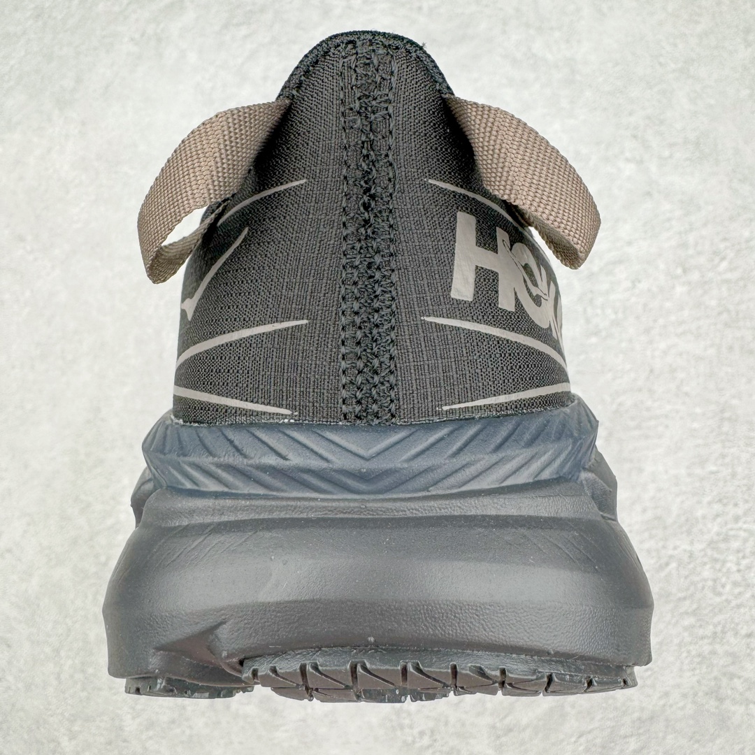 图片[8]-HOKA ONE ONE Clifton LS 克里夫顿专业性能减震公路跑步鞋 轻盈透气的针织网面和纱线的使用让鞋面更挺拔 增强鞋面的强度和支撑性能 搭配柔软的鞋舌 让双脚在舒适包裹中跑的更加畅快 全新泡棉中底 柔软的同时增强回弹性能 为不同跑者提供更平稳流畅的脚感 带来全面的缓冲保护 根据人体工程学设计的延长拉襟 后跟处弹软的海绵填充舒适固定 避免掉跟和摩擦 相比上一代光滑的内衬 Clifton 9的内衬增强了摩擦力 避免双脚在鞋内滑动 尺码：36 36.5 37.5 38 38.5 39 40 40.5 41 42 42.5 43 44 44.5 45-选品中心