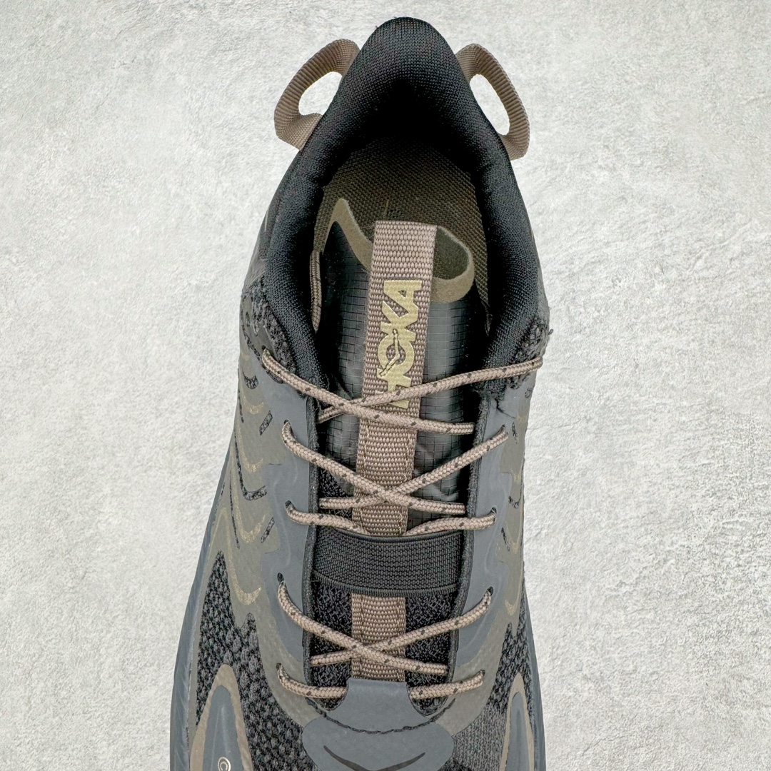 图片[5]-HOKA ONE ONE Clifton LS 克里夫顿专业性能减震公路跑步鞋 轻盈透气的针织网面和纱线的使用让鞋面更挺拔 增强鞋面的强度和支撑性能 搭配柔软的鞋舌 让双脚在舒适包裹中跑的更加畅快 全新泡棉中底 柔软的同时增强回弹性能 为不同跑者提供更平稳流畅的脚感 带来全面的缓冲保护 根据人体工程学设计的延长拉襟 后跟处弹软的海绵填充舒适固定 避免掉跟和摩擦 相比上一代光滑的内衬 Clifton 9的内衬增强了摩擦力 避免双脚在鞋内滑动 尺码：36 36.5 37.5 38 38.5 39 40 40.5 41 42 42.5 43 44 44.5 45-选品中心