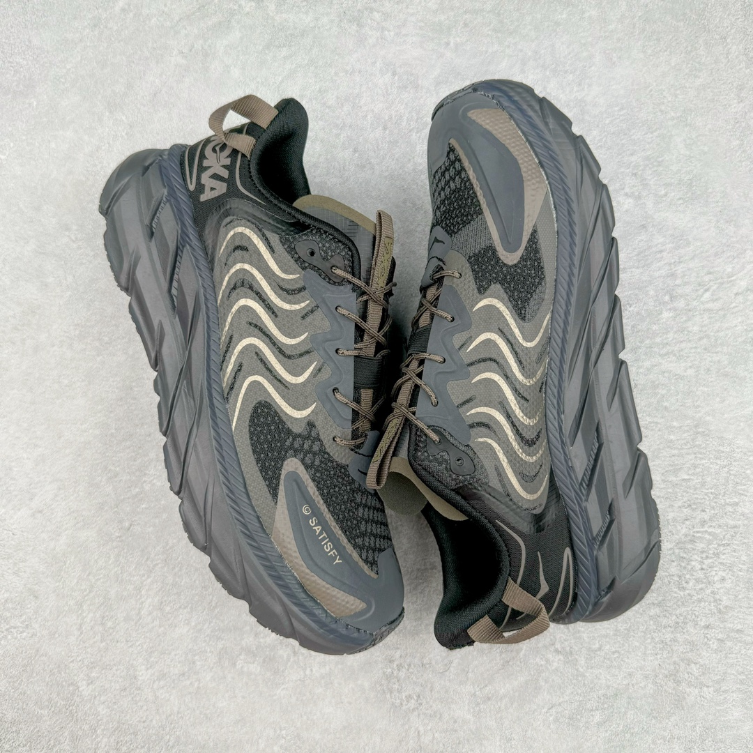 图片[3]-HOKA ONE ONE Clifton LS 克里夫顿专业性能减震公路跑步鞋 轻盈透气的针织网面和纱线的使用让鞋面更挺拔 增强鞋面的强度和支撑性能 搭配柔软的鞋舌 让双脚在舒适包裹中跑的更加畅快 全新泡棉中底 柔软的同时增强回弹性能 为不同跑者提供更平稳流畅的脚感 带来全面的缓冲保护 根据人体工程学设计的延长拉襟 后跟处弹软的海绵填充舒适固定 避免掉跟和摩擦 相比上一代光滑的内衬 Clifton 9的内衬增强了摩擦力 避免双脚在鞋内滑动 尺码：36 36.5 37.5 38 38.5 39 40 40.5 41 42 42.5 43 44 44.5 45-选品中心