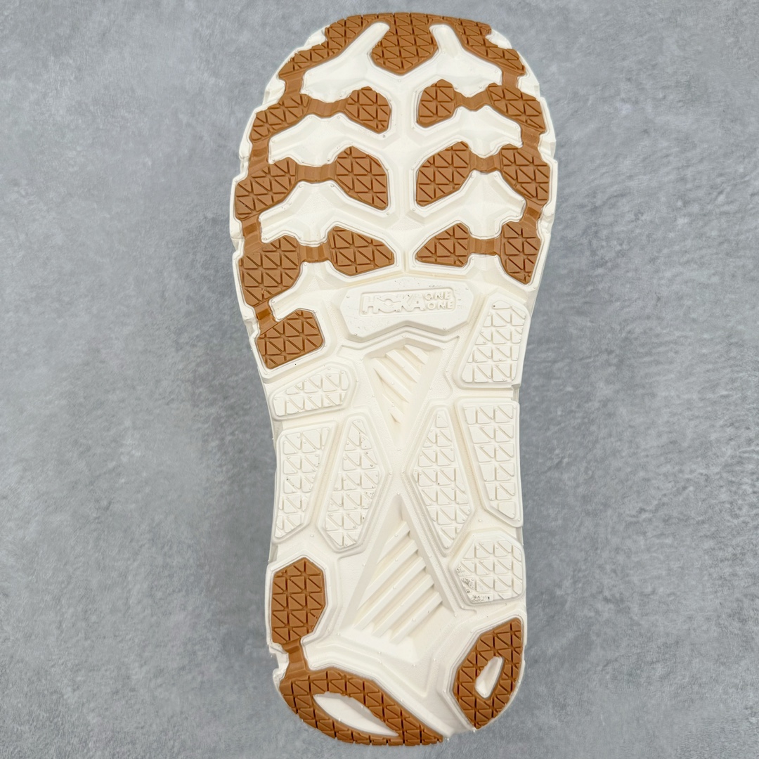 图片[9]-HOKA ONE ONE Clifton LS 克里夫顿专业性能减震公路跑步鞋 轻盈透气的针织网面和纱线的使用让鞋面更挺拔 增强鞋面的强度和支撑性能 搭配柔软的鞋舌 让双脚在舒适包裹中跑的更加畅快 全新泡棉中底 柔软的同时增强回弹性能 为不同跑者提供更平稳流畅的脚感 带来全面的缓冲保护 根据人体工程学设计的延长拉襟 后跟处弹软的海绵填充舒适固定 避免掉跟和摩擦 相比上一代光滑的内衬 Clifton 9的内衬增强了摩擦力 避免双脚在鞋内滑动 尺码：36 36.5 37.5 38 38.5 39 40 40.5 41 42 42.5 43 44 44.5 45-选品中心