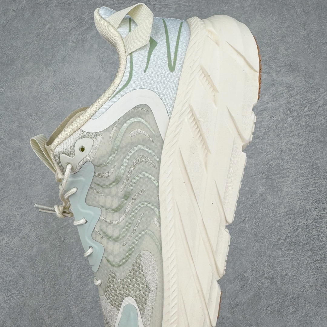 图片[6]-HOKA ONE ONE Clifton LS 克里夫顿专业性能减震公路跑步鞋 轻盈透气的针织网面和纱线的使用让鞋面更挺拔 增强鞋面的强度和支撑性能 搭配柔软的鞋舌 让双脚在舒适包裹中跑的更加畅快 全新泡棉中底 柔软的同时增强回弹性能 为不同跑者提供更平稳流畅的脚感 带来全面的缓冲保护 根据人体工程学设计的延长拉襟 后跟处弹软的海绵填充舒适固定 避免掉跟和摩擦 相比上一代光滑的内衬 Clifton 9的内衬增强了摩擦力 避免双脚在鞋内滑动 尺码：36 36.5 37.5 38 38.5 39 40 40.5 41 42 42.5 43 44 44.5 45-选品中心