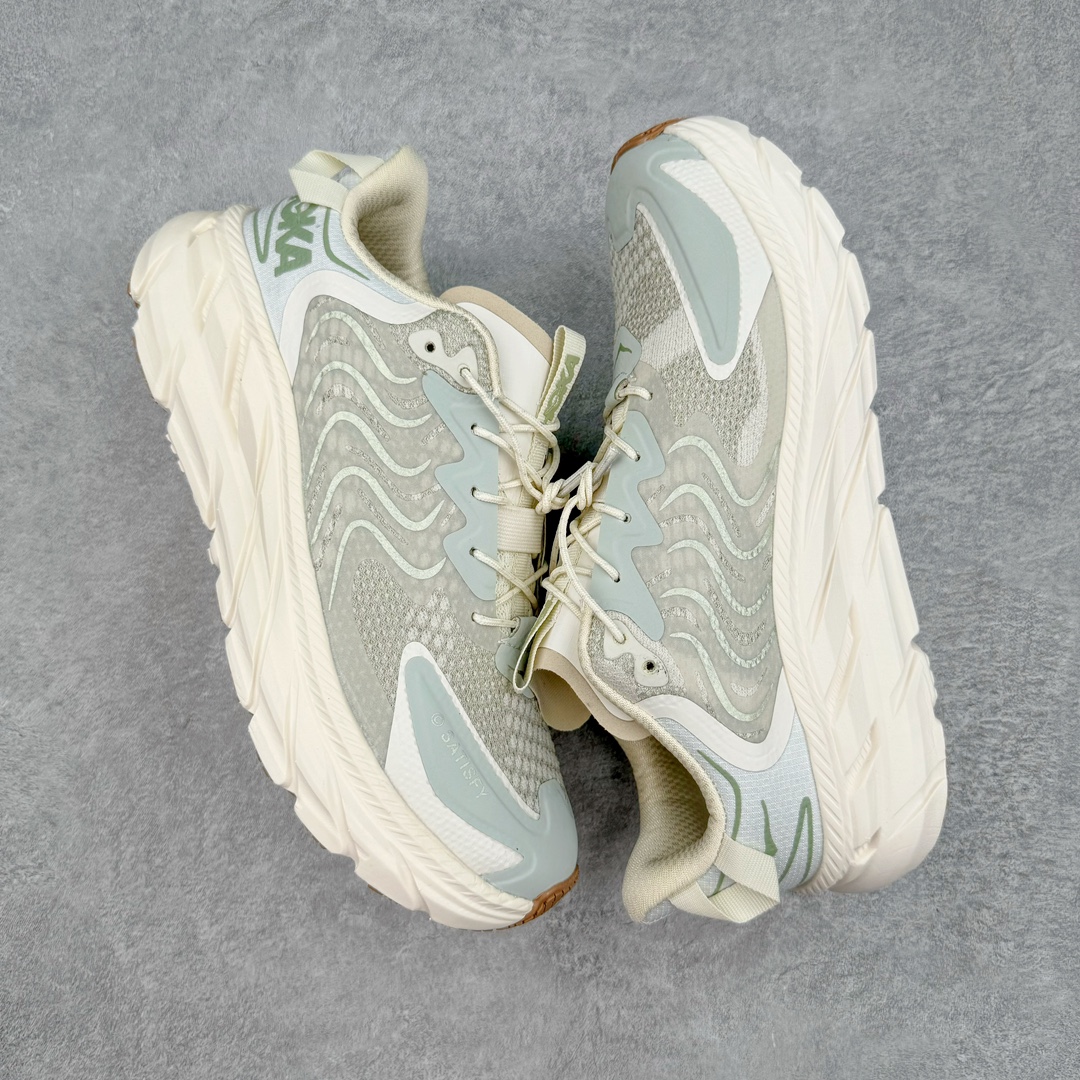 图片[3]-HOKA ONE ONE Clifton LS 克里夫顿专业性能减震公路跑步鞋 轻盈透气的针织网面和纱线的使用让鞋面更挺拔 增强鞋面的强度和支撑性能 搭配柔软的鞋舌 让双脚在舒适包裹中跑的更加畅快 全新泡棉中底 柔软的同时增强回弹性能 为不同跑者提供更平稳流畅的脚感 带来全面的缓冲保护 根据人体工程学设计的延长拉襟 后跟处弹软的海绵填充舒适固定 避免掉跟和摩擦 相比上一代光滑的内衬 Clifton 9的内衬增强了摩擦力 避免双脚在鞋内滑动 尺码：36 36.5 37.5 38 38.5 39 40 40.5 41 42 42.5 43 44 44.5 45-选品中心