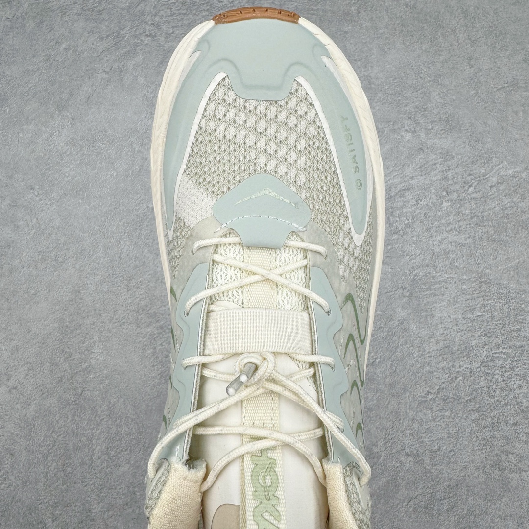 图片[4]-HOKA ONE ONE Clifton LS 克里夫顿专业性能减震公路跑步鞋 轻盈透气的针织网面和纱线的使用让鞋面更挺拔 增强鞋面的强度和支撑性能 搭配柔软的鞋舌 让双脚在舒适包裹中跑的更加畅快 全新泡棉中底 柔软的同时增强回弹性能 为不同跑者提供更平稳流畅的脚感 带来全面的缓冲保护 根据人体工程学设计的延长拉襟 后跟处弹软的海绵填充舒适固定 避免掉跟和摩擦 相比上一代光滑的内衬 Clifton 9的内衬增强了摩擦力 避免双脚在鞋内滑动 尺码：36 36.5 37.5 38 38.5 39 40 40.5 41 42 42.5 43 44 44.5 45-选品中心