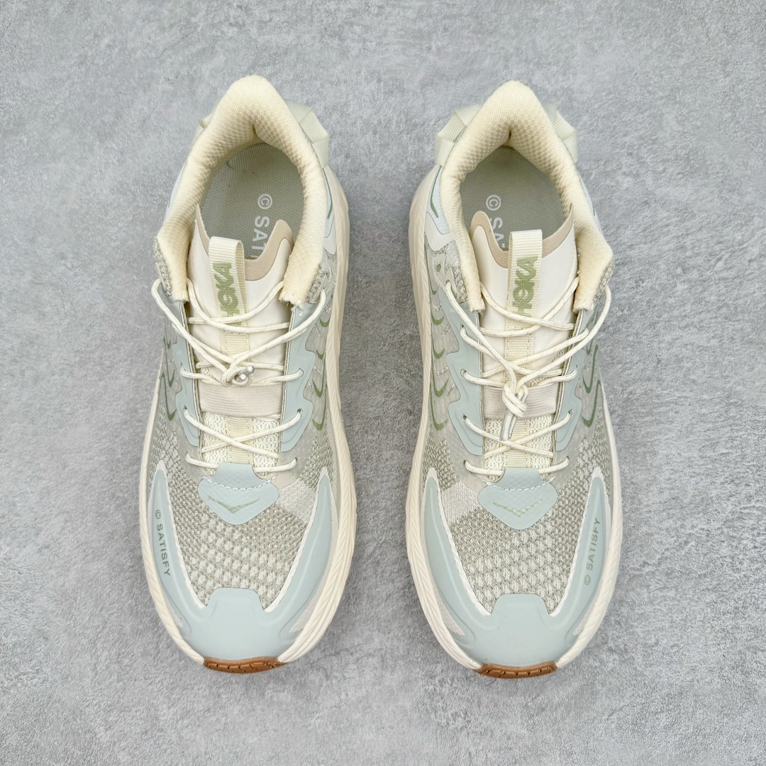 图片[2]-HOKA ONE ONE Clifton LS 克里夫顿专业性能减震公路跑步鞋 轻盈透气的针织网面和纱线的使用让鞋面更挺拔 增强鞋面的强度和支撑性能 搭配柔软的鞋舌 让双脚在舒适包裹中跑的更加畅快 全新泡棉中底 柔软的同时增强回弹性能 为不同跑者提供更平稳流畅的脚感 带来全面的缓冲保护 根据人体工程学设计的延长拉襟 后跟处弹软的海绵填充舒适固定 避免掉跟和摩擦 相比上一代光滑的内衬 Clifton 9的内衬增强了摩擦力 避免双脚在鞋内滑动 尺码：36 36.5 37.5 38 38.5 39 40 40.5 41 42 42.5 43 44 44.5 45-选品中心