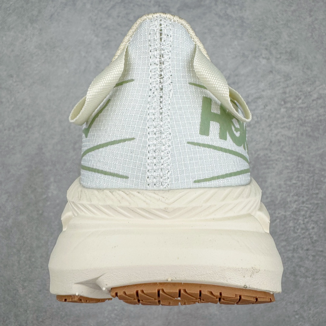 图片[8]-HOKA ONE ONE Clifton LS 克里夫顿专业性能减震公路跑步鞋 轻盈透气的针织网面和纱线的使用让鞋面更挺拔 增强鞋面的强度和支撑性能 搭配柔软的鞋舌 让双脚在舒适包裹中跑的更加畅快 全新泡棉中底 柔软的同时增强回弹性能 为不同跑者提供更平稳流畅的脚感 带来全面的缓冲保护 根据人体工程学设计的延长拉襟 后跟处弹软的海绵填充舒适固定 避免掉跟和摩擦 相比上一代光滑的内衬 Clifton 9的内衬增强了摩擦力 避免双脚在鞋内滑动 尺码：36 36.5 37.5 38 38.5 39 40 40.5 41 42 42.5 43 44 44.5 45-选品中心