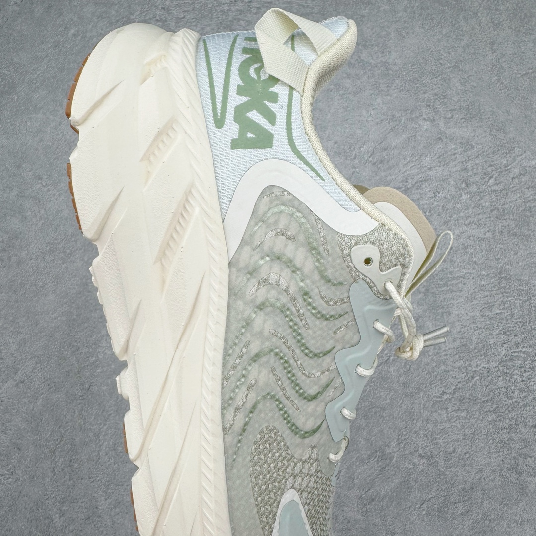 图片[7]-HOKA ONE ONE Clifton LS 克里夫顿专业性能减震公路跑步鞋 轻盈透气的针织网面和纱线的使用让鞋面更挺拔 增强鞋面的强度和支撑性能 搭配柔软的鞋舌 让双脚在舒适包裹中跑的更加畅快 全新泡棉中底 柔软的同时增强回弹性能 为不同跑者提供更平稳流畅的脚感 带来全面的缓冲保护 根据人体工程学设计的延长拉襟 后跟处弹软的海绵填充舒适固定 避免掉跟和摩擦 相比上一代光滑的内衬 Clifton 9的内衬增强了摩擦力 避免双脚在鞋内滑动 尺码：36 36.5 37.5 38 38.5 39 40 40.5 41 42 42.5 43 44 44.5 45-选品中心