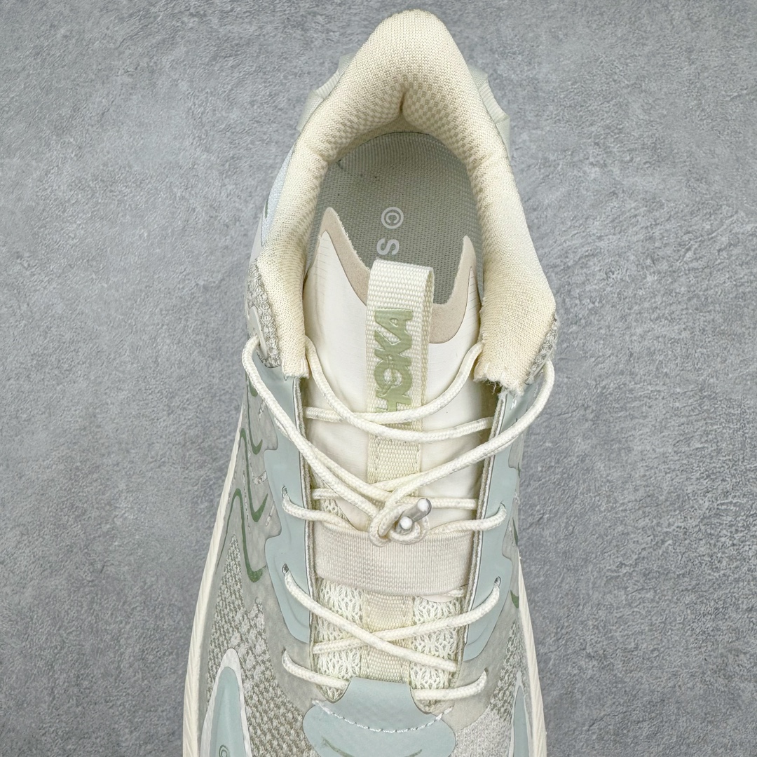 图片[5]-HOKA ONE ONE Clifton LS 克里夫顿专业性能减震公路跑步鞋 轻盈透气的针织网面和纱线的使用让鞋面更挺拔 增强鞋面的强度和支撑性能 搭配柔软的鞋舌 让双脚在舒适包裹中跑的更加畅快 全新泡棉中底 柔软的同时增强回弹性能 为不同跑者提供更平稳流畅的脚感 带来全面的缓冲保护 根据人体工程学设计的延长拉襟 后跟处弹软的海绵填充舒适固定 避免掉跟和摩擦 相比上一代光滑的内衬 Clifton 9的内衬增强了摩擦力 避免双脚在鞋内滑动 尺码：36 36.5 37.5 38 38.5 39 40 40.5 41 42 42.5 43 44 44.5 45-选品中心