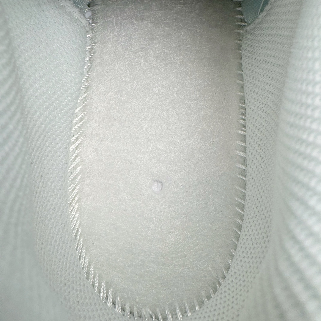 图片[11]-＃绿X/GX NK Air MAX 90 气垫复古减震跑步鞋 CN8490-100 经典重温 独家陆续补货 外单专供大厂出品 品质稳定 一百余色 终端操作 Air Max 90于1990年推出 来自Air Max系列 在Air Max 1的基础上改进而得 增加了气垫面积 外型上也更为流线 最特別的就是加入了菱纹塑胶嵌板 为Air Max 90增添了许多潮流气息 皮革鞋面 造就出色耐穿性和支撑力 Max Air缓震配置搭配泡棉中底 令Air Max 90轻盈而舒适 华夫格橡胶外底 铸就Air Max 90非凡的抓地力 而Air Max 90不仅是一双跑鞋 它成功跨越了时间的演进 成为了球鞋文化与潮流圈中最熟为人知的鞋款之一 尺码：40 40.5 41 42 42.5 43 44 44.5 45 46-选品中心