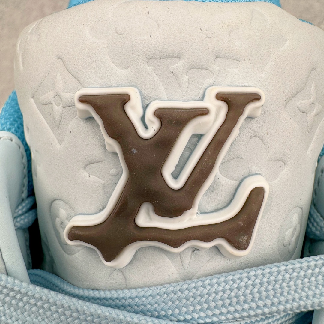 图片[13]-＃GD广顶 Louis Vuitton Trainer lv路易威登时装走秀运动时尚板鞋 外贸零售特供批次 2023全新纸板数据 印花高频效果碾压市面 市售天花板产物 耗时半年巨作 全套原厂新版原纸板楦头开发 原厂特供皮料加持 市场所有版本中综合最强的货品 GD实力大厂出品 全网最全配色更新最快 最成熟的做工稳定的品控 完美鞋型超高的清洁度 零毛边线头瑕疵 全套原楦原纸版原鞋开模 全网最具灵魂的版型 正确原装黄色鞋盒 正确中底印花 鞋面印花3D高频深度立体 全鞋电脑针车 紧密相连 针距密度一致 环保乳胶注塑鞋垫 厚度脚感还原原版 皮面裁剪部位 统一油边封口工艺 原装橡胶大底含胶量大底组合零偏差 专柜全套包装 防尘袋 说明书 质保卡 男女鞋 尺码：35 36 37 38 39 40 41 42 43 44 45-选品中心