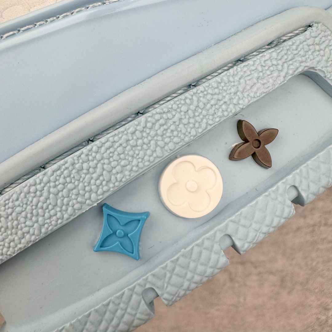 图片[16]-＃GD广顶 Louis Vuitton Trainer lv路易威登时装走秀运动时尚板鞋 外贸零售特供批次 2023全新纸板数据 印花高频效果碾压市面 市售天花板产物 耗时半年巨作 全套原厂新版原纸板楦头开发 原厂特供皮料加持 市场所有版本中综合最强的货品 GD实力大厂出品 全网最全配色更新最快 最成熟的做工稳定的品控 完美鞋型超高的清洁度 零毛边线头瑕疵 全套原楦原纸版原鞋开模 全网最具灵魂的版型 正确原装黄色鞋盒 正确中底印花 鞋面印花3D高频深度立体 全鞋电脑针车 紧密相连 针距密度一致 环保乳胶注塑鞋垫 厚度脚感还原原版 皮面裁剪部位 统一油边封口工艺 原装橡胶大底含胶量大底组合零偏差 专柜全套包装 防尘袋 说明书 质保卡 男女鞋 尺码：35 36 37 38 39 40 41 42 43 44 45-选品中心