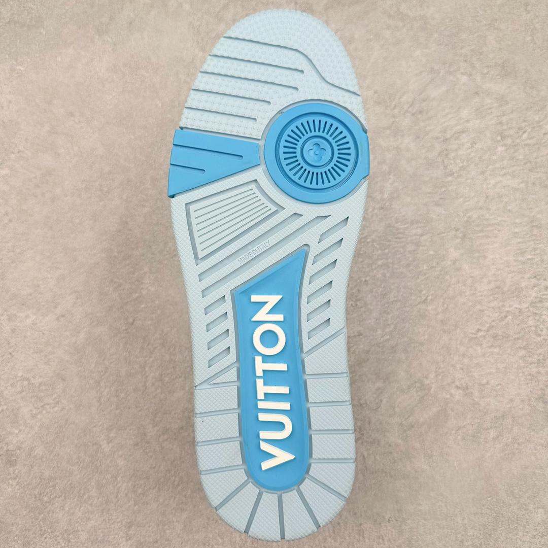 图片[9]-＃GD广顶 Louis Vuitton Trainer lv路易威登时装走秀运动时尚板鞋 外贸零售特供批次 2023全新纸板数据 印花高频效果碾压市面 市售天花板产物 耗时半年巨作 全套原厂新版原纸板楦头开发 原厂特供皮料加持 市场所有版本中综合最强的货品 GD实力大厂出品 全网最全配色更新最快 最成熟的做工稳定的品控 完美鞋型超高的清洁度 零毛边线头瑕疵 全套原楦原纸版原鞋开模 全网最具灵魂的版型 正确原装黄色鞋盒 正确中底印花 鞋面印花3D高频深度立体 全鞋电脑针车 紧密相连 针距密度一致 环保乳胶注塑鞋垫 厚度脚感还原原版 皮面裁剪部位 统一油边封口工艺 原装橡胶大底含胶量大底组合零偏差 专柜全套包装 防尘袋 说明书 质保卡 男女鞋 尺码：35 36 37 38 39 40 41 42 43 44 45-选品中心