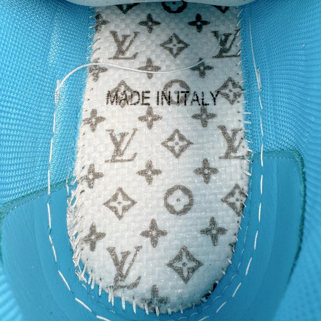 图片[10]-＃GD广顶 Louis Vuitton Trainer lv路易威登时装走秀运动时尚板鞋 外贸零售特供批次 2023全新纸板数据 印花高频效果碾压市面 市售天花板产物 耗时半年巨作 全套原厂新版原纸板楦头开发 原厂特供皮料加持 市场所有版本中综合最强的货品 GD实力大厂出品 全网最全配色更新最快 最成熟的做工稳定的品控 完美鞋型超高的清洁度 零毛边线头瑕疵 全套原楦原纸版原鞋开模 全网最具灵魂的版型 正确原装黄色鞋盒 正确中底印花 鞋面印花3D高频深度立体 全鞋电脑针车 紧密相连 针距密度一致 环保乳胶注塑鞋垫 厚度脚感还原原版 皮面裁剪部位 统一油边封口工艺 原装橡胶大底含胶量大底组合零偏差 专柜全套包装 防尘袋 说明书 质保卡 男女鞋 尺码：35 36 37 38 39 40 41 42 43 44 45-选品中心