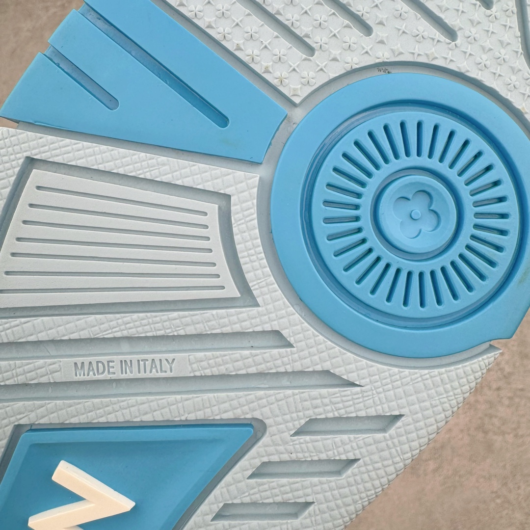 图片[21]-＃GD广顶 Louis Vuitton Trainer lv路易威登时装走秀运动时尚板鞋 外贸零售特供批次 2023全新纸板数据 印花高频效果碾压市面 市售天花板产物 耗时半年巨作 全套原厂新版原纸板楦头开发 原厂特供皮料加持 市场所有版本中综合最强的货品 GD实力大厂出品 全网最全配色更新最快 最成熟的做工稳定的品控 完美鞋型超高的清洁度 零毛边线头瑕疵 全套原楦原纸版原鞋开模 全网最具灵魂的版型 正确原装黄色鞋盒 正确中底印花 鞋面印花3D高频深度立体 全鞋电脑针车 紧密相连 针距密度一致 环保乳胶注塑鞋垫 厚度脚感还原原版 皮面裁剪部位 统一油边封口工艺 原装橡胶大底含胶量大底组合零偏差 专柜全套包装 防尘袋 说明书 质保卡 男女鞋 尺码：35 36 37 38 39 40 41 42 43 44 45-选品中心