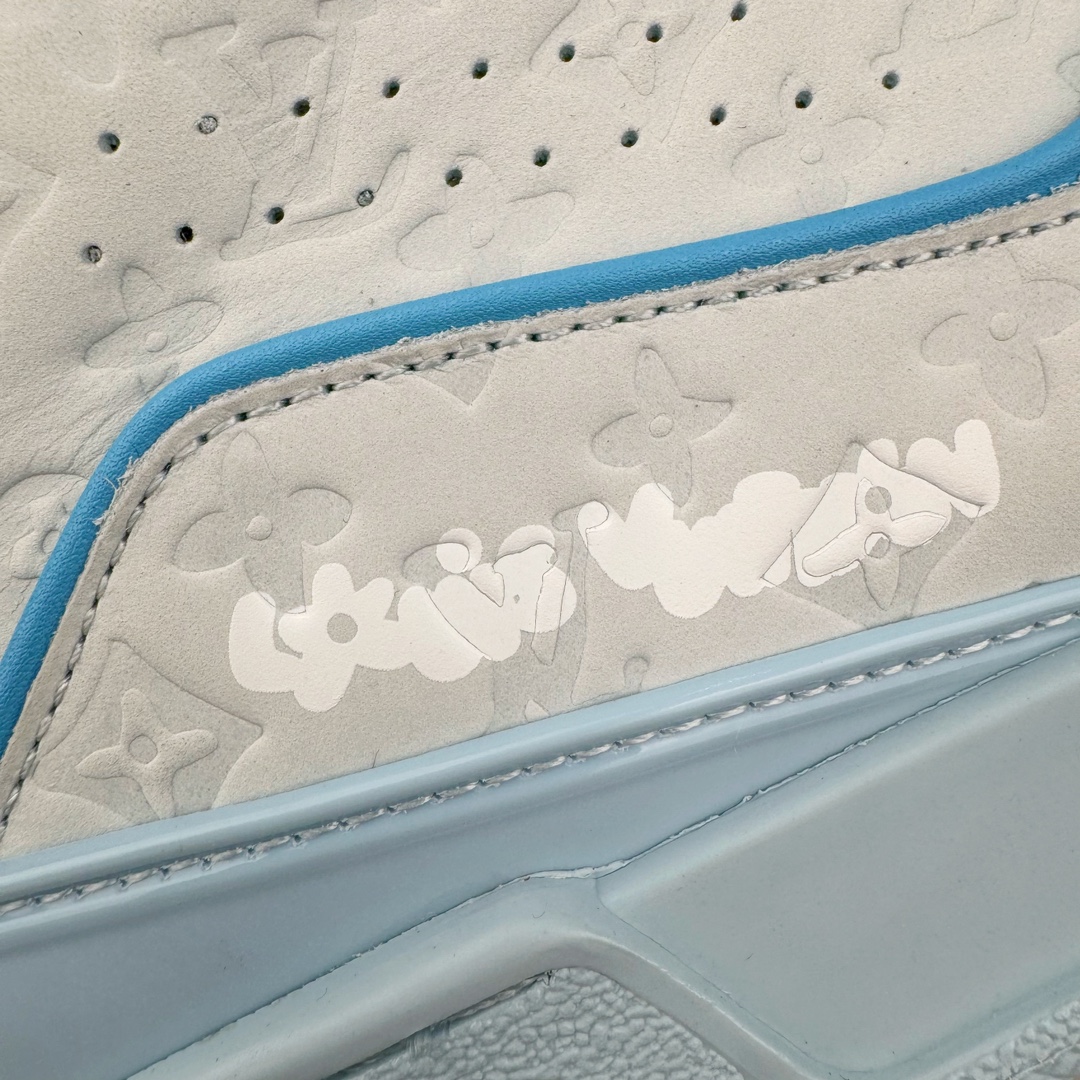 图片[17]-＃GD广顶 Louis Vuitton Trainer lv路易威登时装走秀运动时尚板鞋 外贸零售特供批次 2023全新纸板数据 印花高频效果碾压市面 市售天花板产物 耗时半年巨作 全套原厂新版原纸板楦头开发 原厂特供皮料加持 市场所有版本中综合最强的货品 GD实力大厂出品 全网最全配色更新最快 最成熟的做工稳定的品控 完美鞋型超高的清洁度 零毛边线头瑕疵 全套原楦原纸版原鞋开模 全网最具灵魂的版型 正确原装黄色鞋盒 正确中底印花 鞋面印花3D高频深度立体 全鞋电脑针车 紧密相连 针距密度一致 环保乳胶注塑鞋垫 厚度脚感还原原版 皮面裁剪部位 统一油边封口工艺 原装橡胶大底含胶量大底组合零偏差 专柜全套包装 防尘袋 说明书 质保卡 男女鞋 尺码：35 36 37 38 39 40 41 42 43 44 45-选品中心