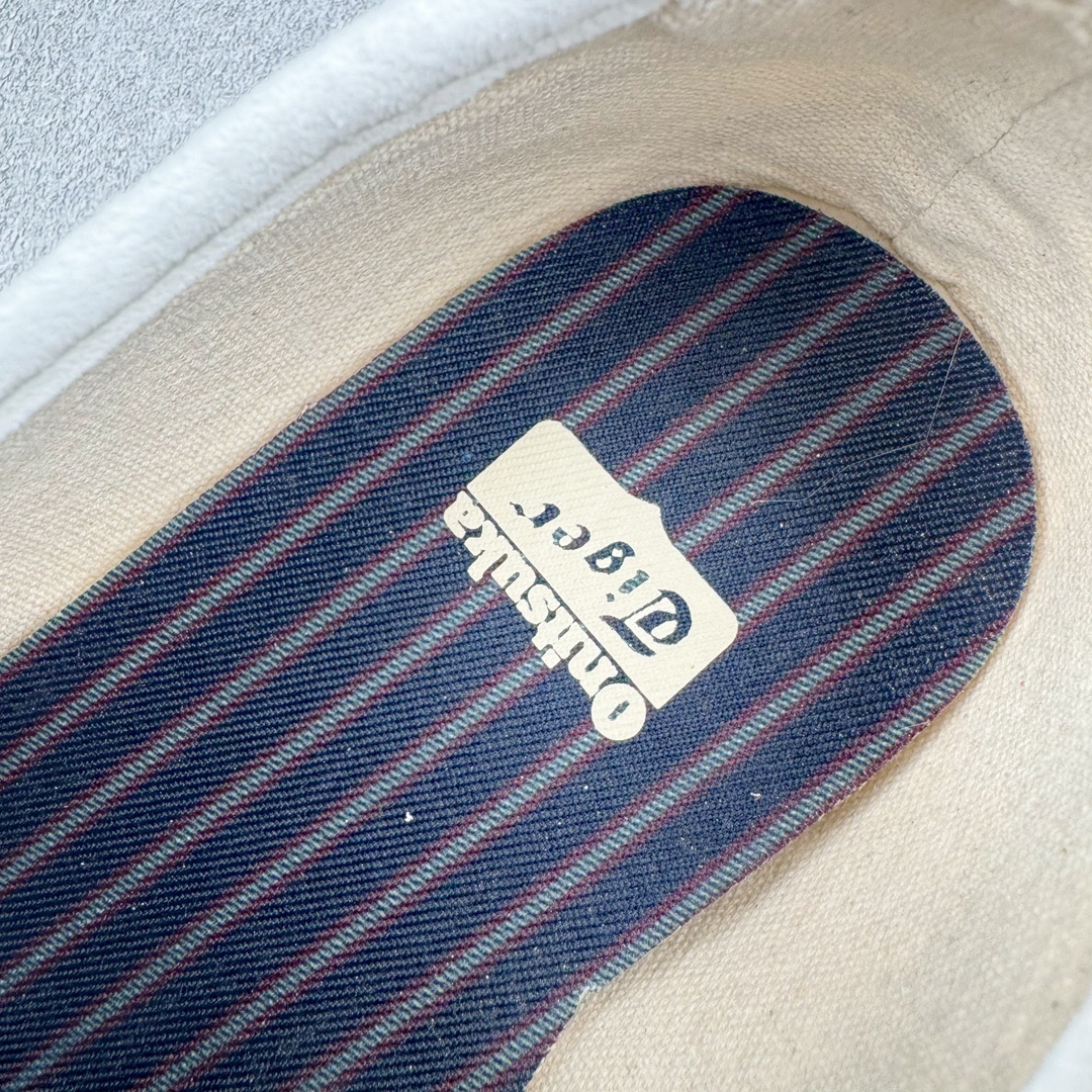 图片[13]-＃HK纯原 Asics Onitsuka Tiger MEXICO 66 亚瑟士鬼冢虎复古经典板鞋 市场最强版本 原厂牛津布加持 海外订单工厂出品 超成熟稳定的做工品控 原装全套纸板楦头开发 原汁原味 完美呈现版型 私模正确鞋底咬花纹路 一比一鞋头弧度高度鞋身弧度 绝不口嗨 细节品控鞋型随意秒杀市面 原档咬花纹路私模大底 一个单元有六个三角形 总体形拼接呈现花瓣状 官方四联吊牌 原装Ortholite轻量化鞋垫 原盒原配 质保卡 说明书 钢印防尘纸 纸板中底带钢印 乳胶组合鞋垫 支持全方位的对比专柜 产品从款式颜色造型上体现出追求舒适和细节的完美 鞋类更是推崇手工制作的严谨与完美 融舒适性与可穿性的设计风格 注重细节的完美和别致魅力 既保持稳重 又不失轻松的时尚感 尺码：36 37 37.5 38 39 39.5 40 40.5 41.5 42 42.5 43.5 44 45 46-选品中心