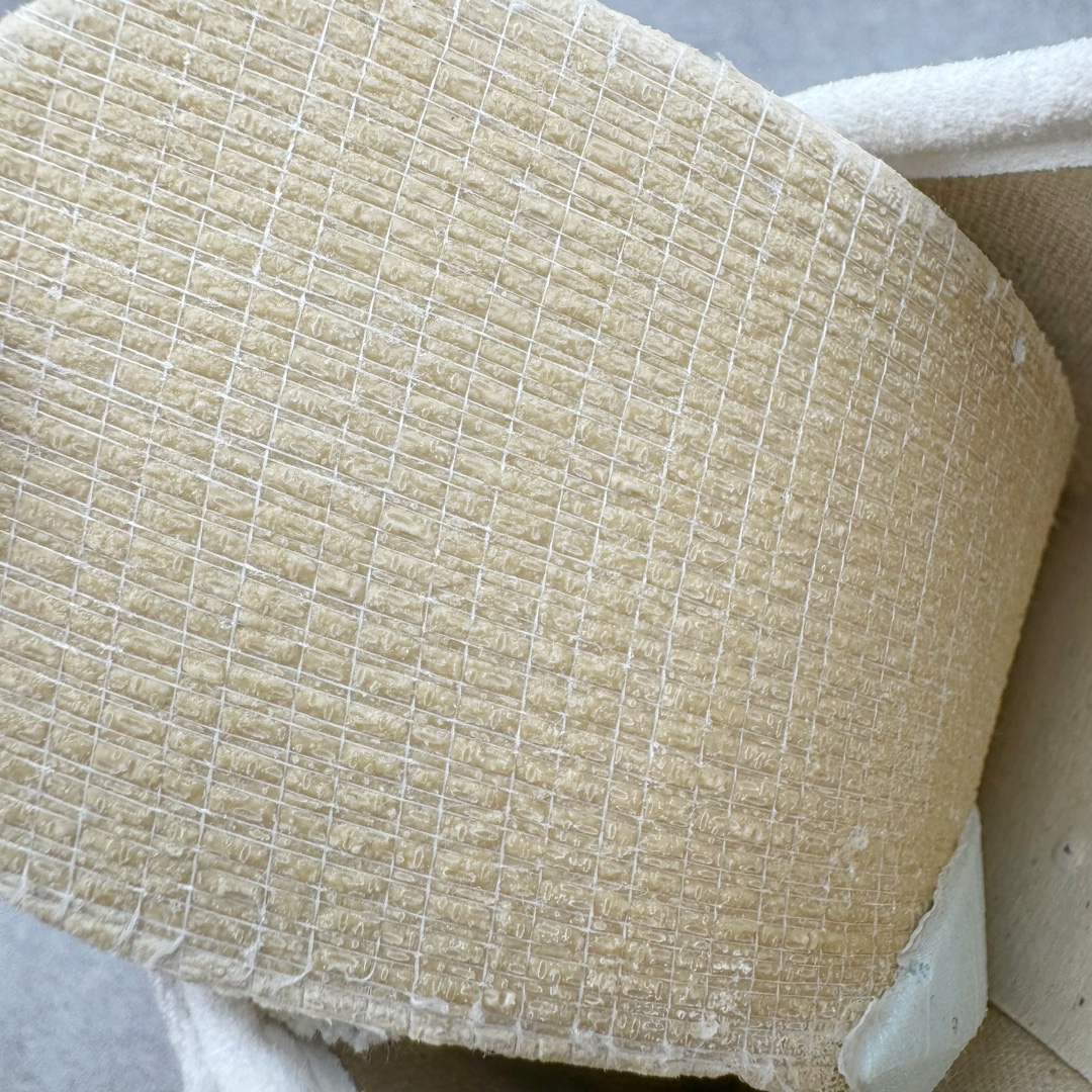 图片[12]-＃HK纯原 Asics Onitsuka Tiger MEXICO 66 亚瑟士鬼冢虎复古经典板鞋 市场最强版本 原厂牛津布加持 海外订单工厂出品 超成熟稳定的做工品控 原装全套纸板楦头开发 原汁原味 完美呈现版型 私模正确鞋底咬花纹路 一比一鞋头弧度高度鞋身弧度 绝不口嗨 细节品控鞋型随意秒杀市面 原档咬花纹路私模大底 一个单元有六个三角形 总体形拼接呈现花瓣状 官方四联吊牌 原装Ortholite轻量化鞋垫 原盒原配 质保卡 说明书 钢印防尘纸 纸板中底带钢印 乳胶组合鞋垫 支持全方位的对比专柜 产品从款式颜色造型上体现出追求舒适和细节的完美 鞋类更是推崇手工制作的严谨与完美 融舒适性与可穿性的设计风格 注重细节的完美和别致魅力 既保持稳重 又不失轻松的时尚感 尺码：36 37 37.5 38 39 39.5 40 40.5 41.5 42 42.5 43.5 44 45 46-选品中心